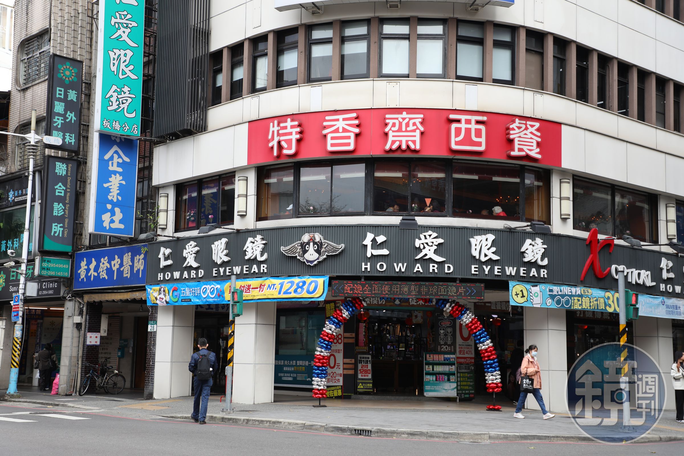 「特香齋西餐廳」緣起於老糕餅舖,1982年遷移至中山路現址,開了新北市首家西餐廳。