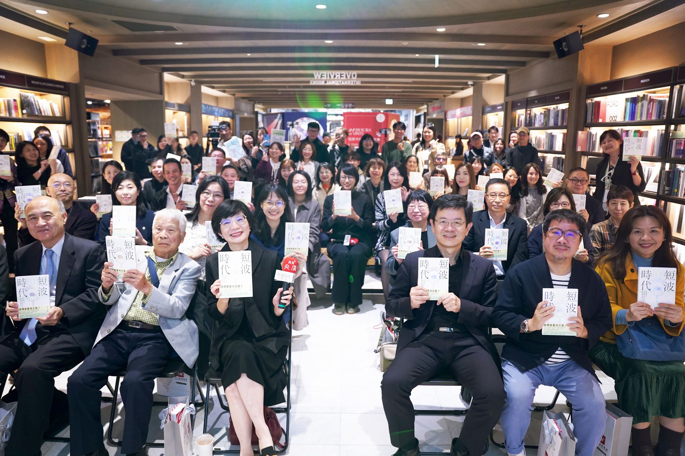 新書發表會現場參與嘉賓合照。(鏡文學提供)