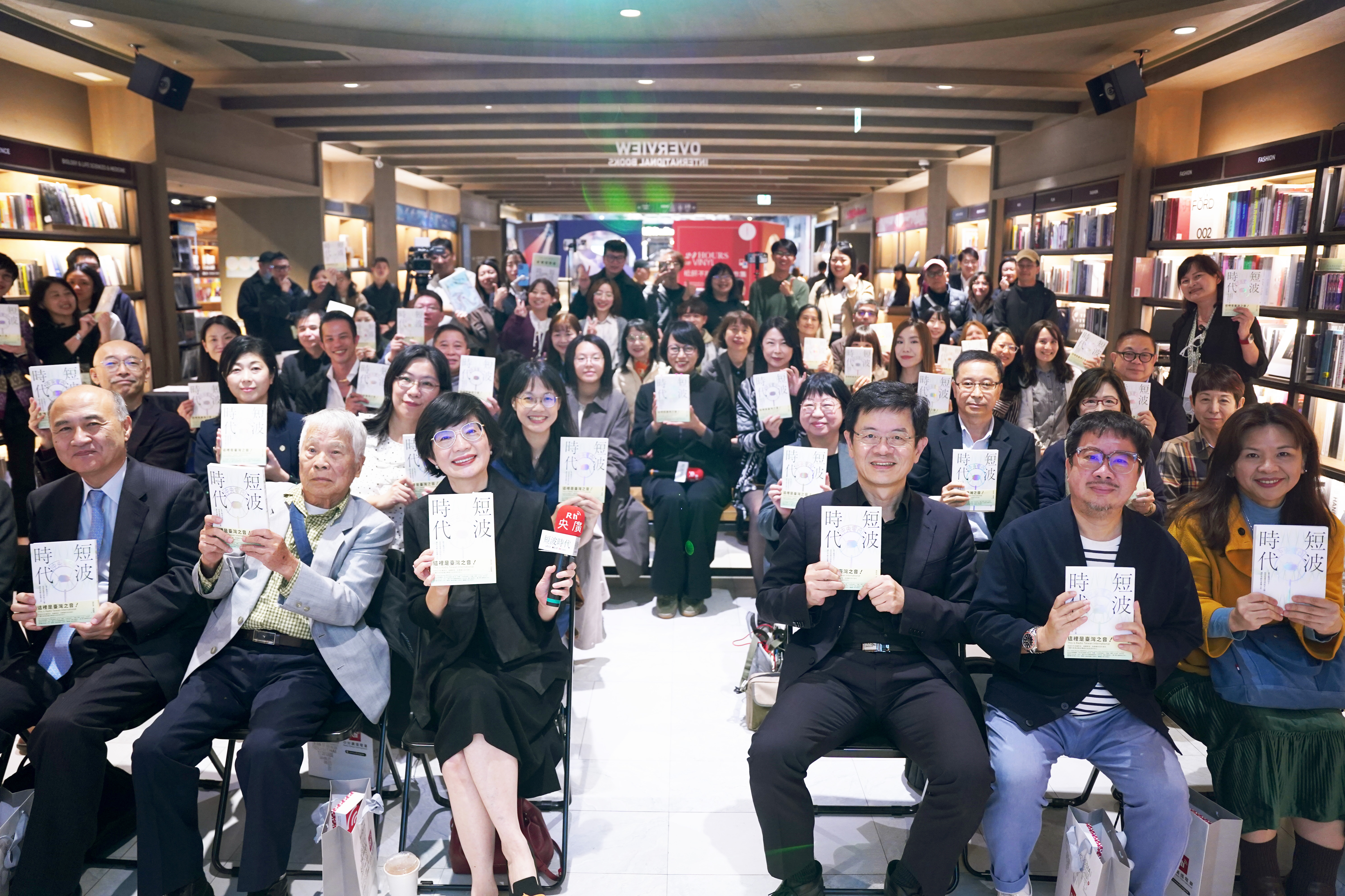 新書發表會現場參與嘉賓合照。（鏡文學提供）