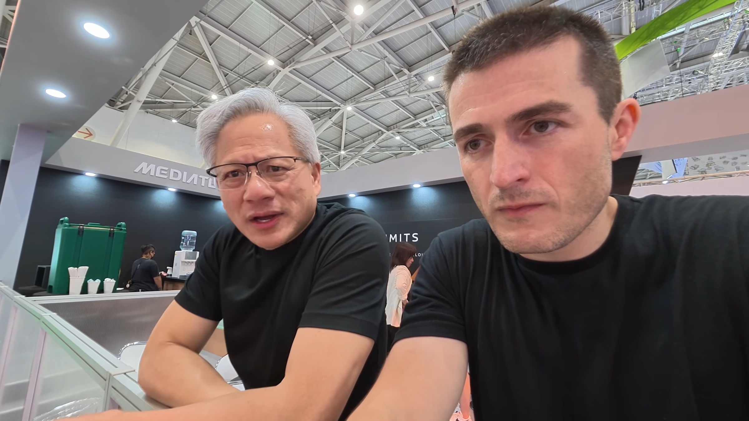 黃仁勳(左)與萊克斯弗里德曼(右)一起在COMPUTEX展場。(翻攝Lex Fridman YouTube)