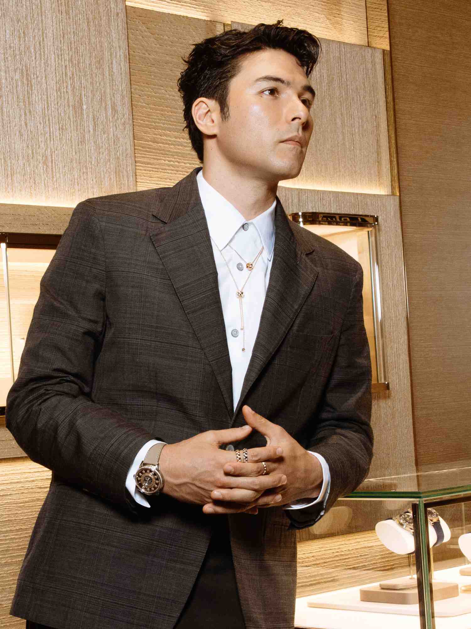 鳳小岳配戴 Le Damier de Louis Vuitton 高級珠寶系列，以戒指、耳扣及 Bolo Tie 造型吊墜項鍊搭配俐落西裝，腕間搭配 Tambour Spin Time Air 鮭魚粉色飛行陀飛輪鉑金腕錶；