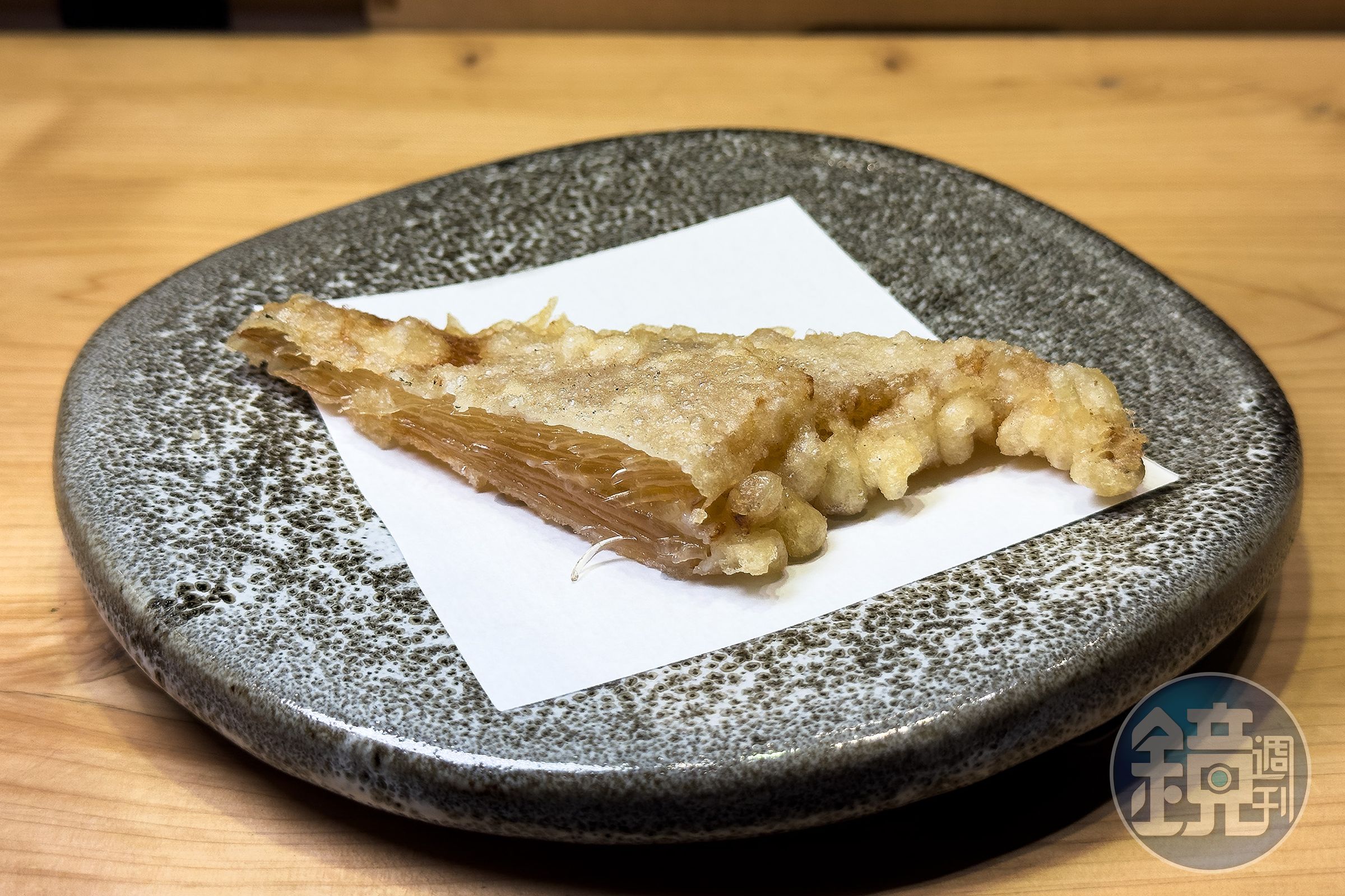 揚物「水沙勾翅」靈感來自同棟中餐廳，將魚翅化為天婦羅形式，酥脆外衣下是綿密微黏、帶有細緻拉絲感的奇妙質地。
