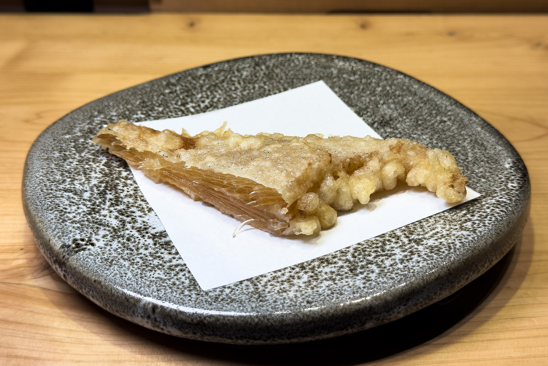 揚物「水沙勾翅」靈感來自同棟中餐廳，將魚翅化為天婦羅形式，酥脆外衣下是綿密微黏、帶有細緻拉絲感的奇妙質地。