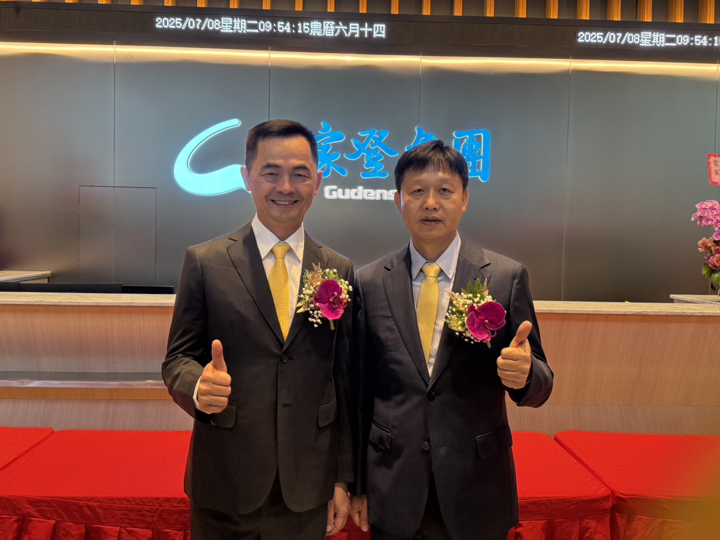 家登董事長邱銘乾（左）表示，關稅和匯損的雙重壓力下，將有可能衝擊客戶需求，但對於半導體的前景仍樂觀看待。