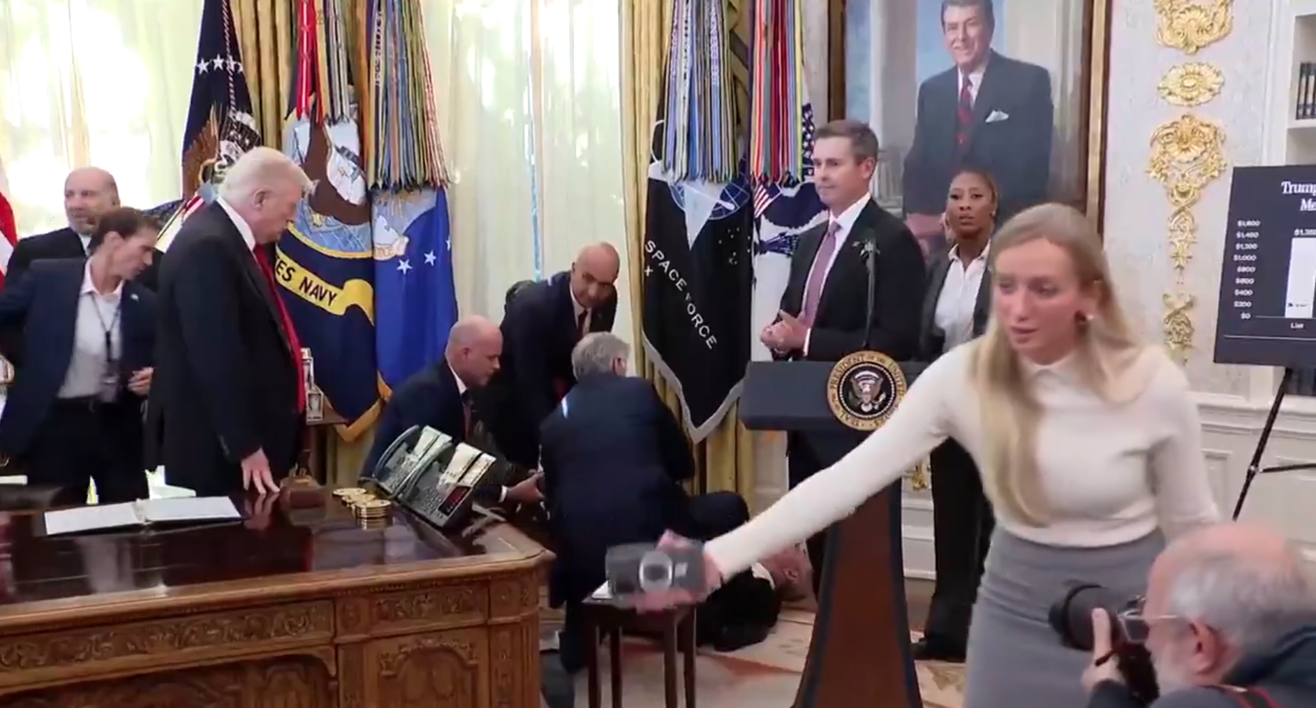 1名來自諾和諾德的高層主管突然昏倒，導致活動一度中斷。（翻攝自@atrupar X）