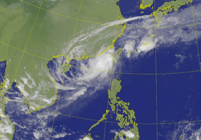 鳳凰預估明日傍晚至晚間從高雄、屏東登陸，持續往東北方向移動，預計週四清晨出海。（翻攝自中央氣象署官網）