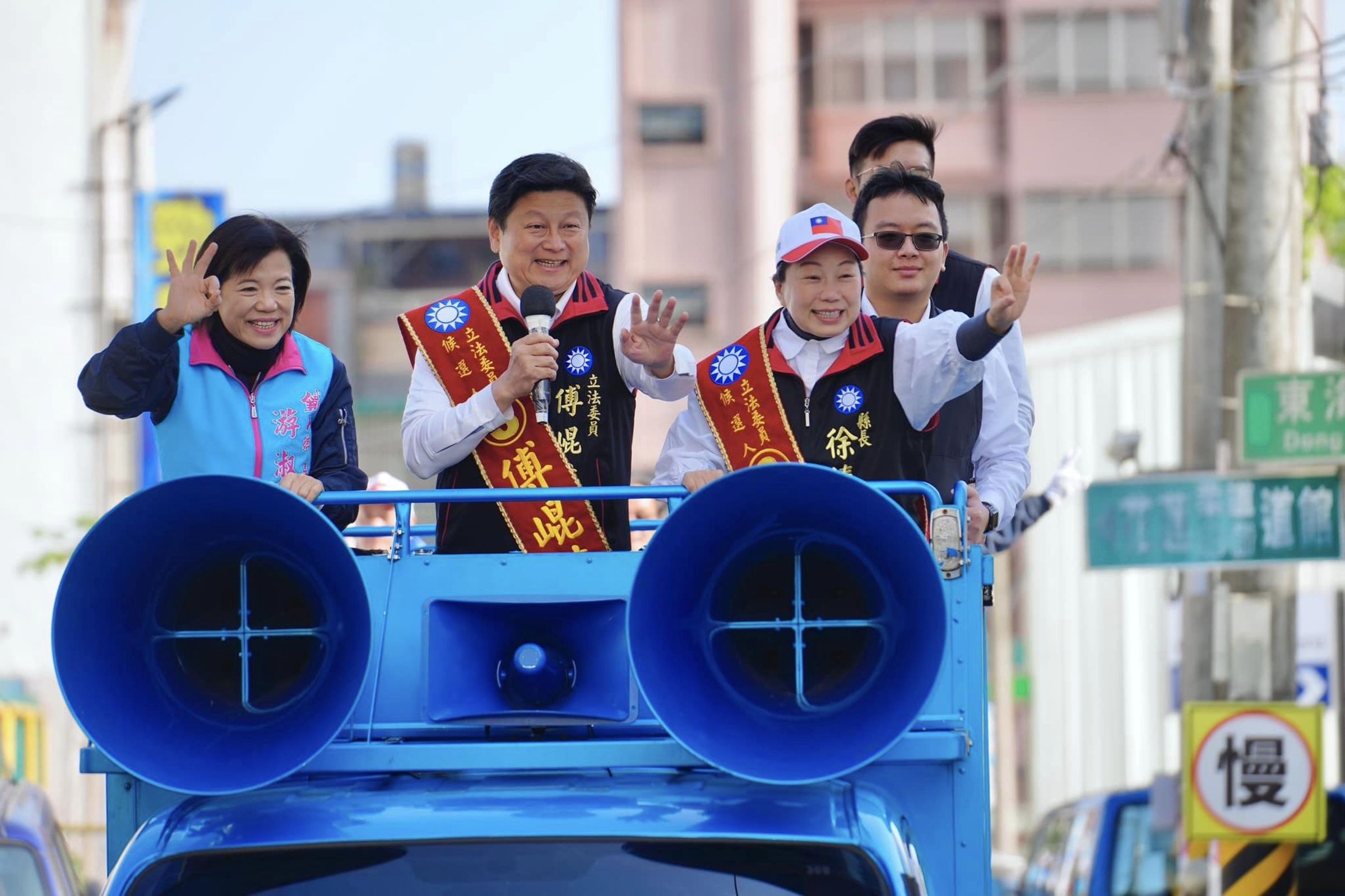 國民黨籍傅崐萁自行宣布當選,日前和妻子花蓮縣長徐榛蔚掃街拜票。(翻攝傅崐萁臉書)