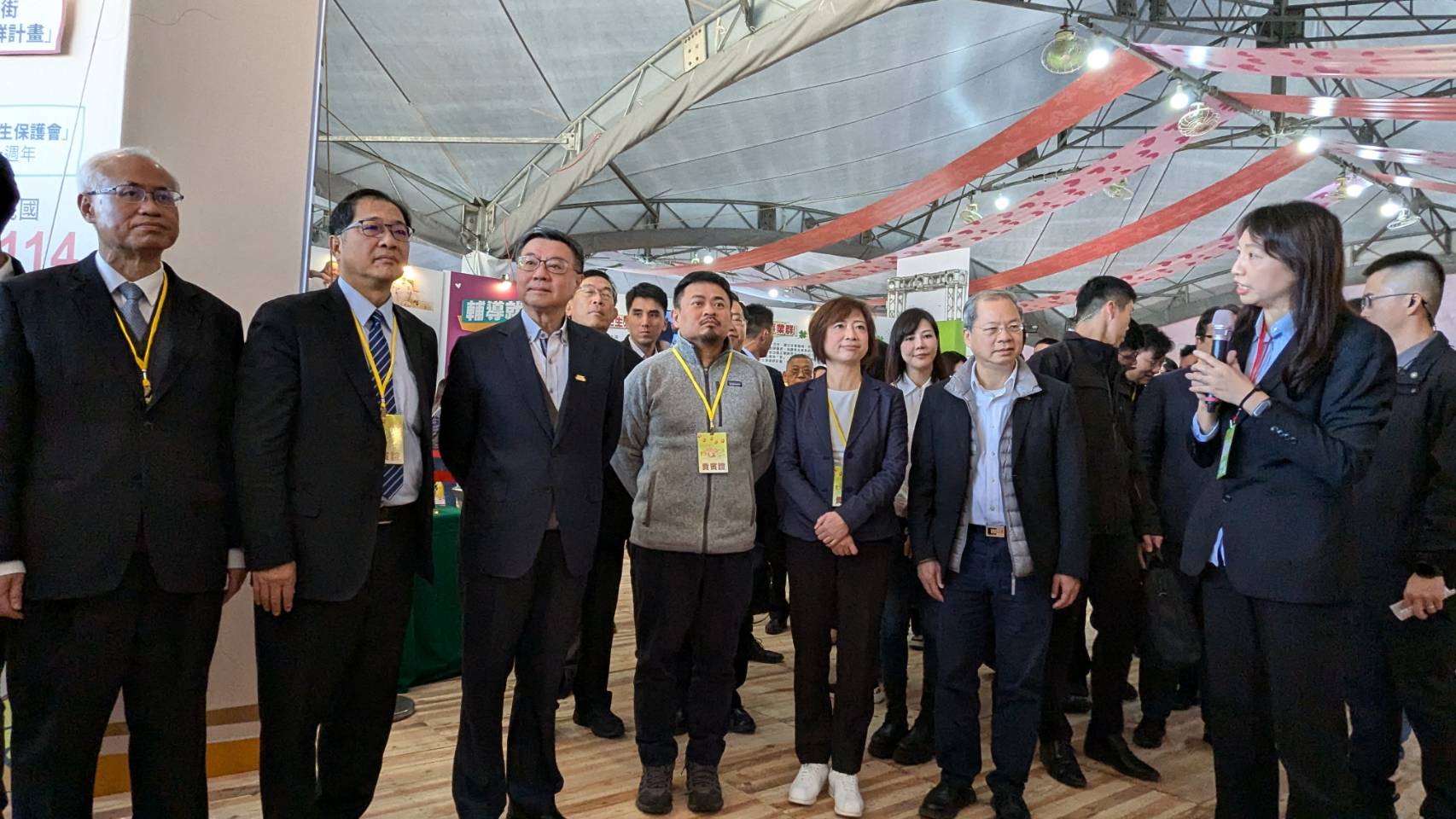 行政院長卓榮泰參觀更保80周年成果展並聽取講解。