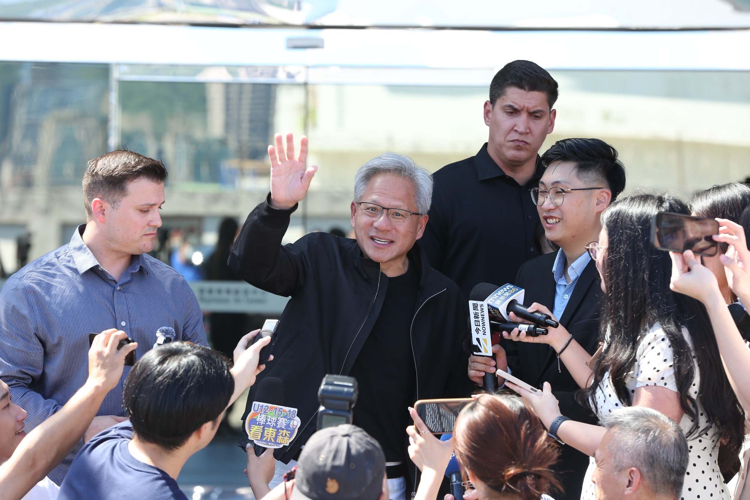 黃仁勳表示，誰想買台積電的股票，那是最聰明的。（鏡報姜永年攝）