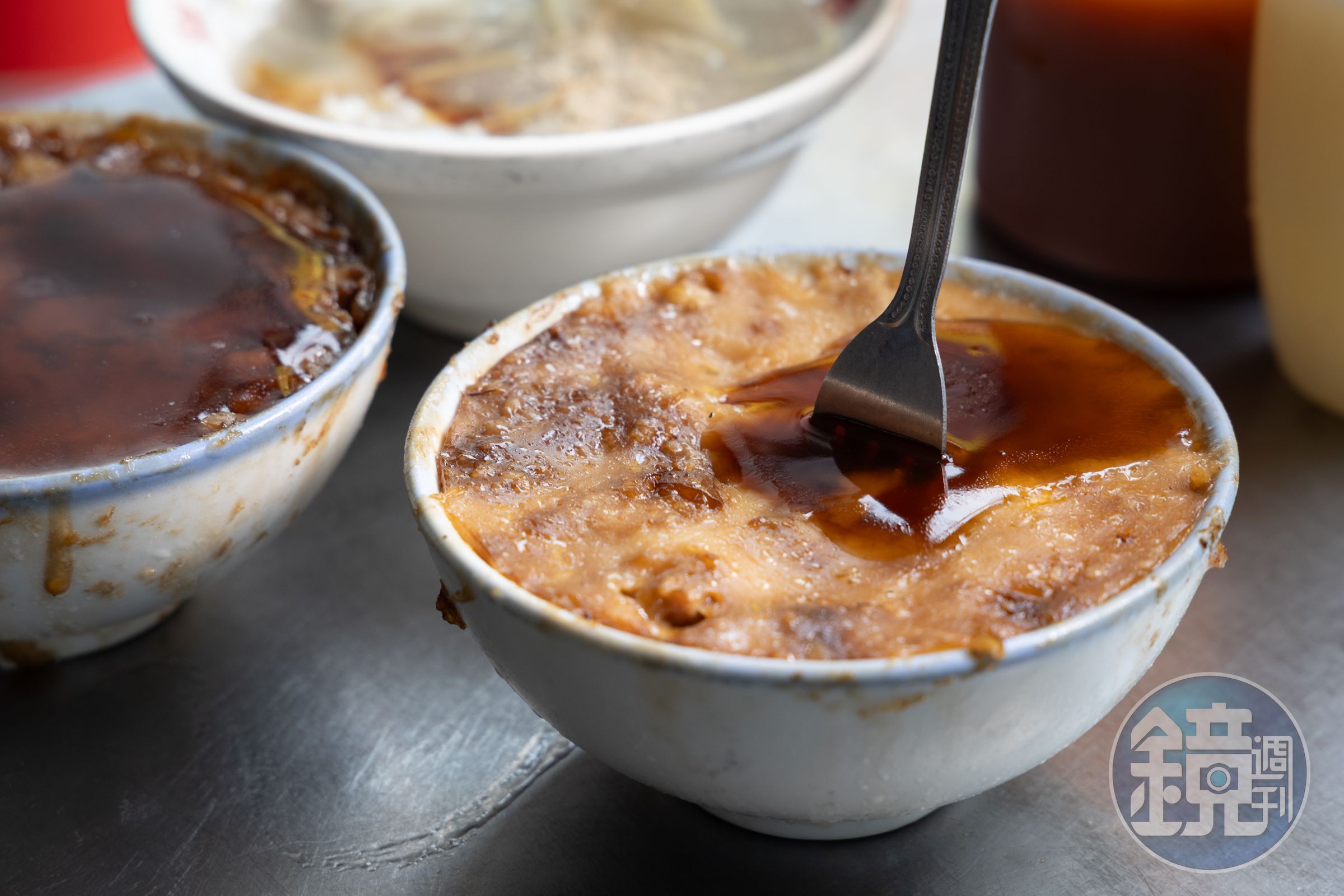阿全的「碗粿」餡料包括肉臊、香菇、瘦肉、蛋黃,淋上甜鹹的黑色醬汁,也是標準的黑碗粿。(35元/份)