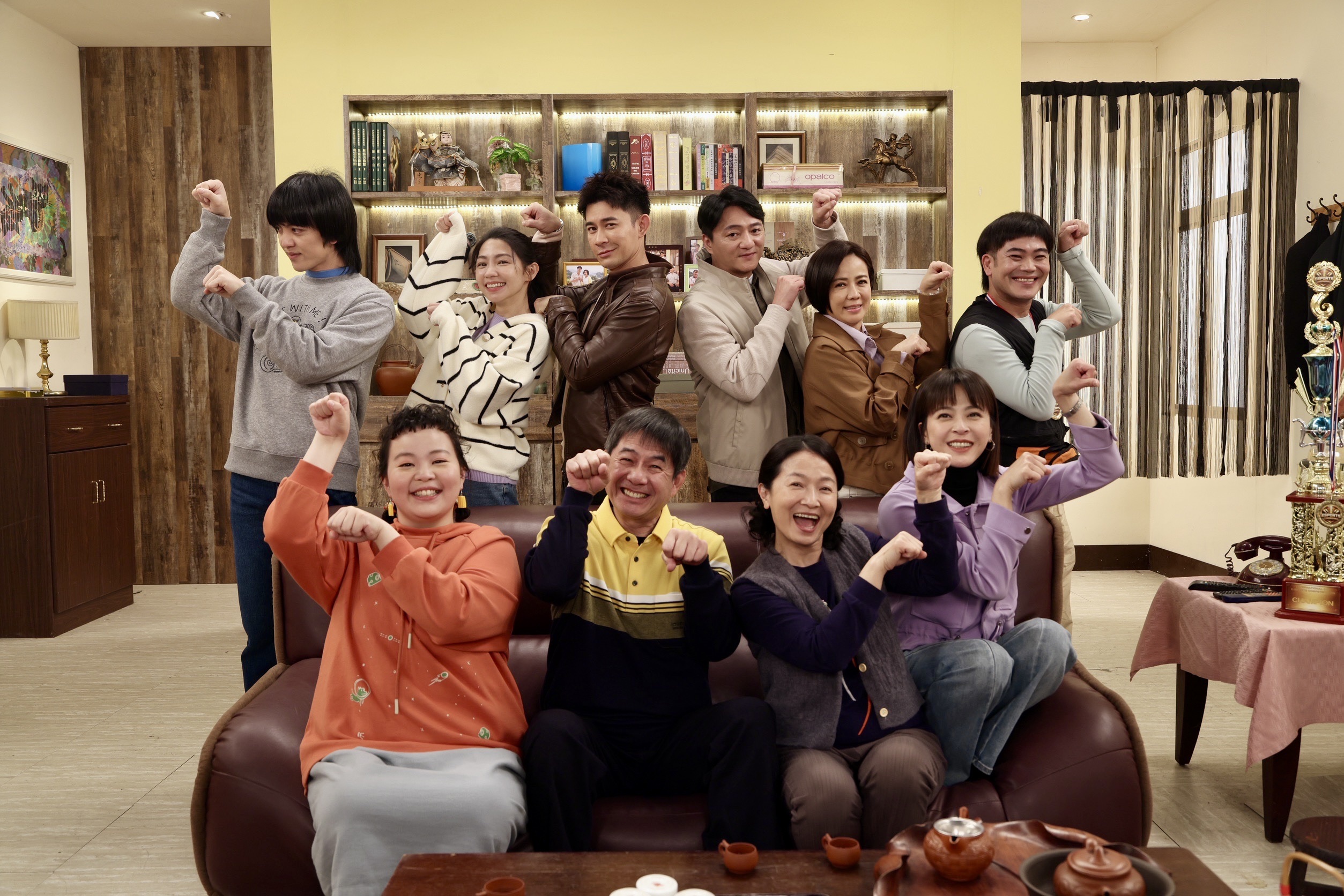 民視八點檔《豆腐媽媽》過年期間收視率穩坐全國冠軍，劇中萬家人開心拍照慶賀。（民視提供）