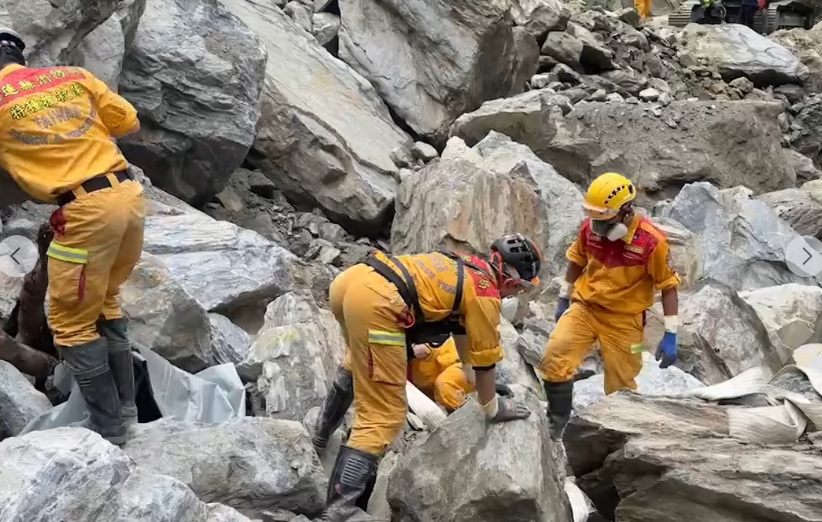 搜救人員稍早在砂卡礑步道發現第5具大體，失聯游姓1家5口疑全數尋獲。（翻攝自花蓮縣消防局臉書）