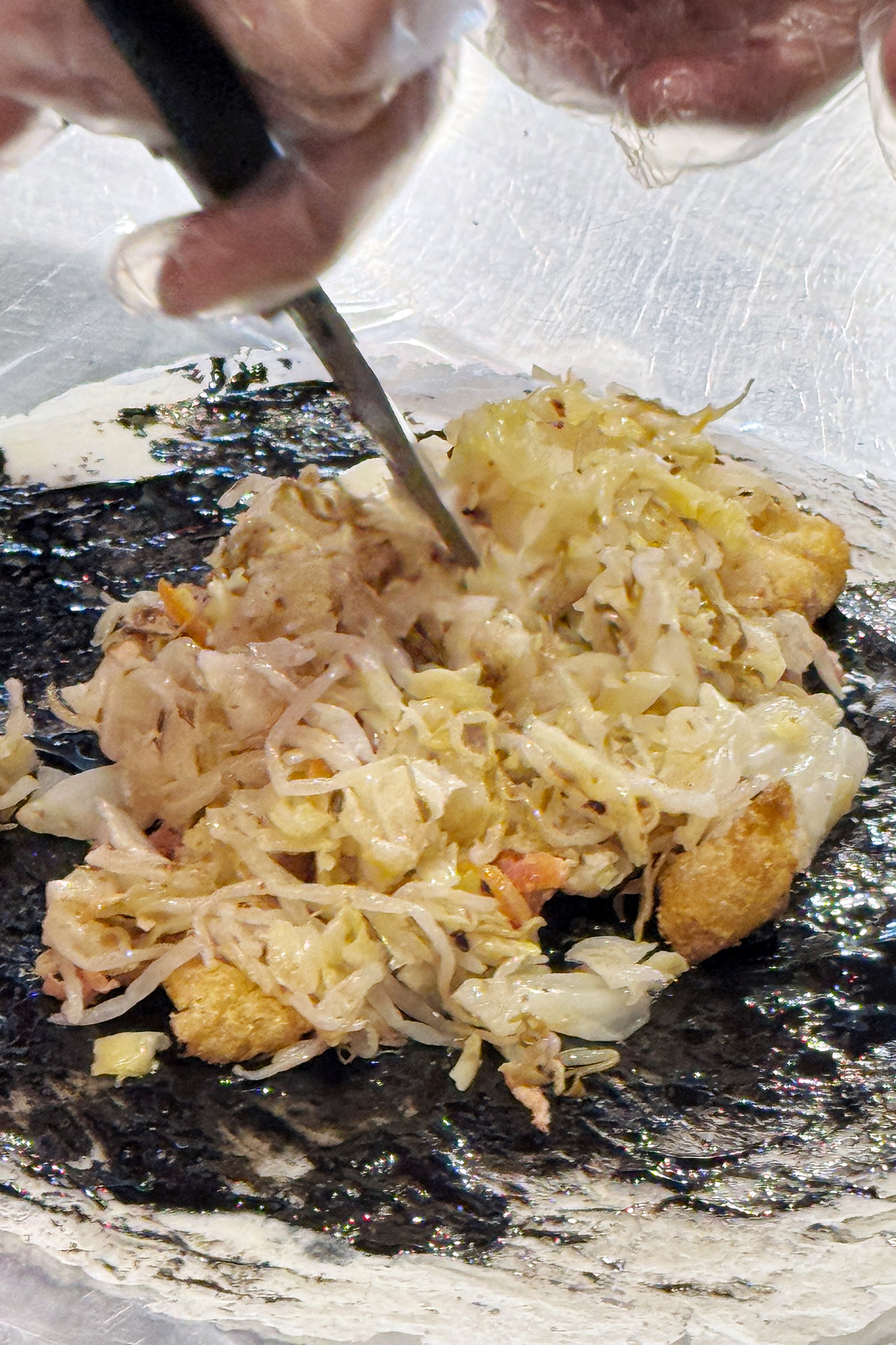 在撒上花生粉前,還會先「剪菜」,讓花生粉能均勻與配料融合。(攝影:童心怡)