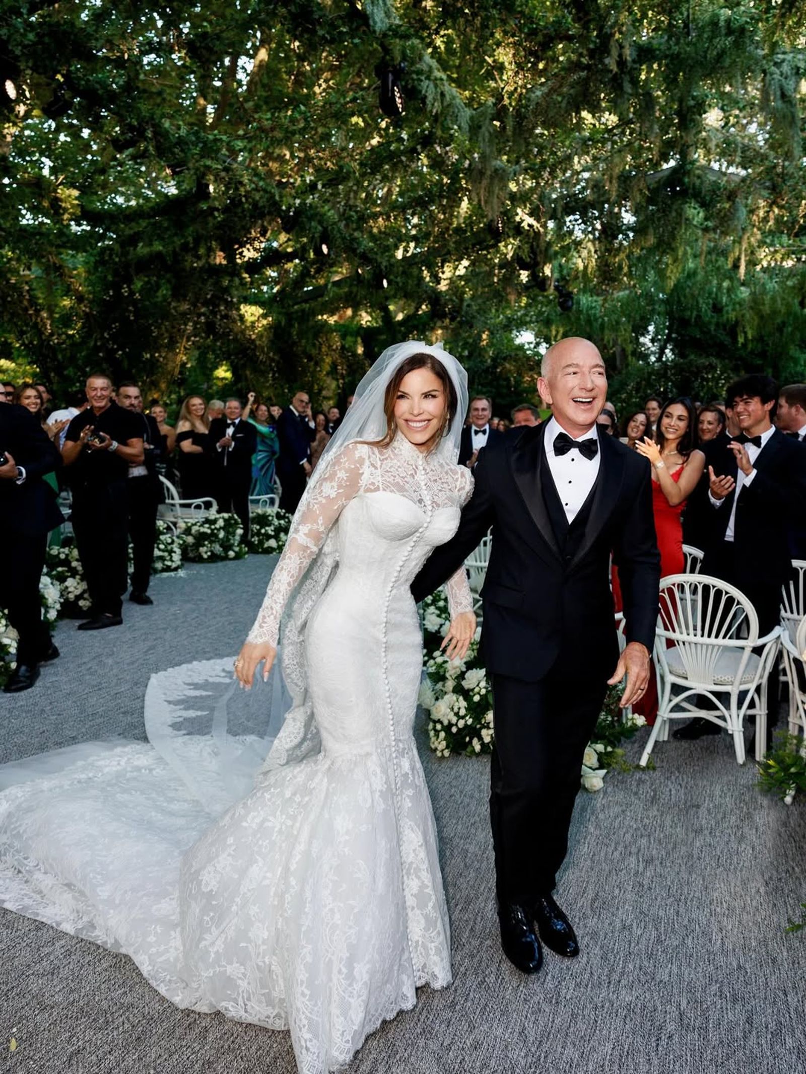 貝佐斯與桑切斯的婚紗照首度曝光。(翻攝laurensanchezbezos IG)