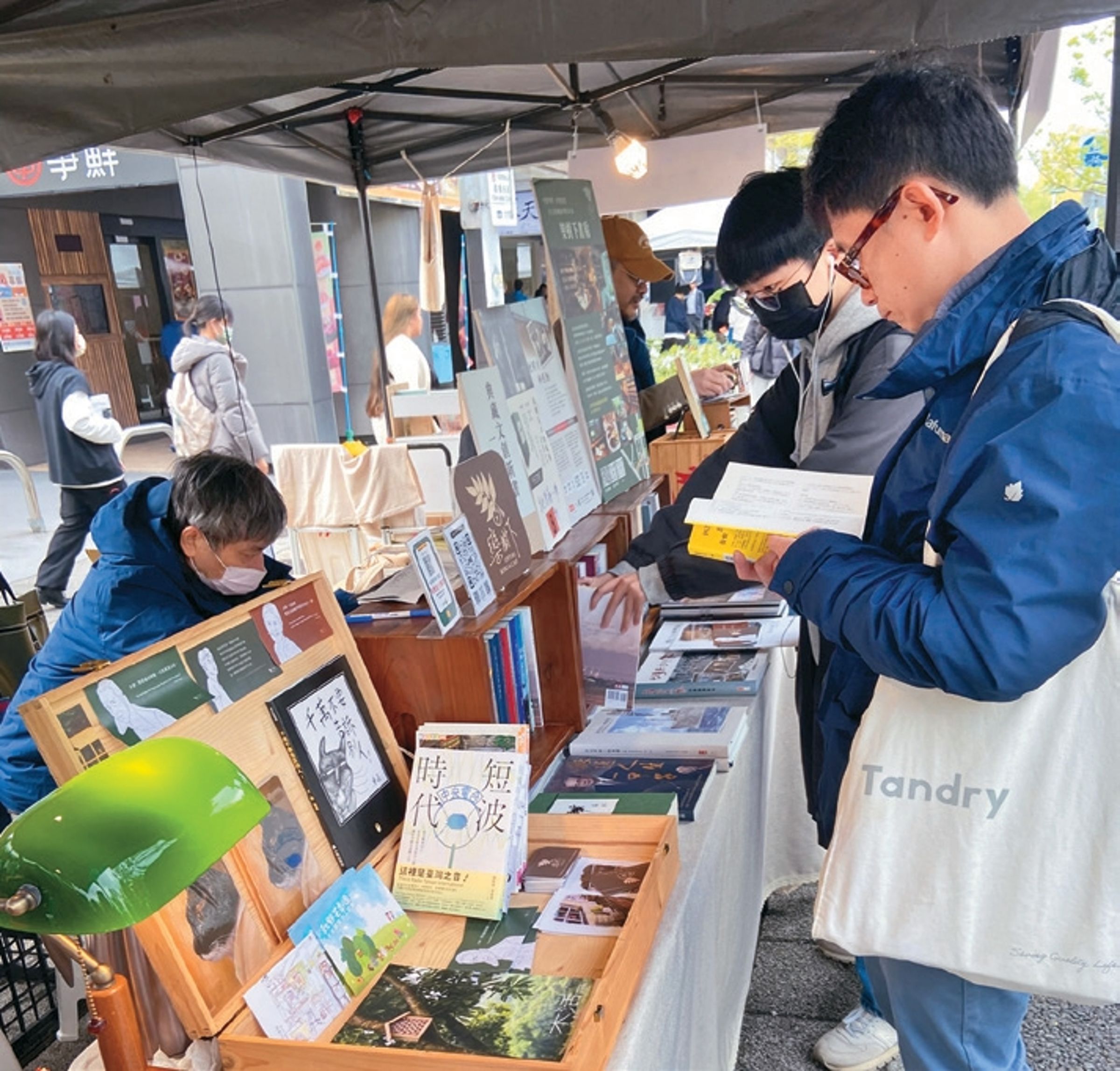 「溫羅汀曬書節」透過書香市集讓閱讀走進戶外，形塑鮮明的文化風景。（圖／欒樹下書房）