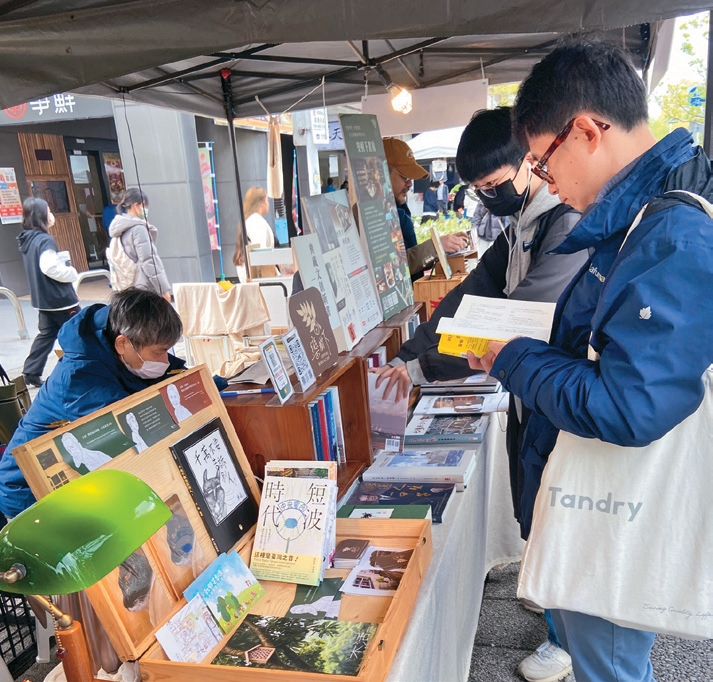 「溫羅汀曬書節」透過書香市集讓閱讀走進戶外，形塑鮮明的文化風景。（圖／欒樹下書房）