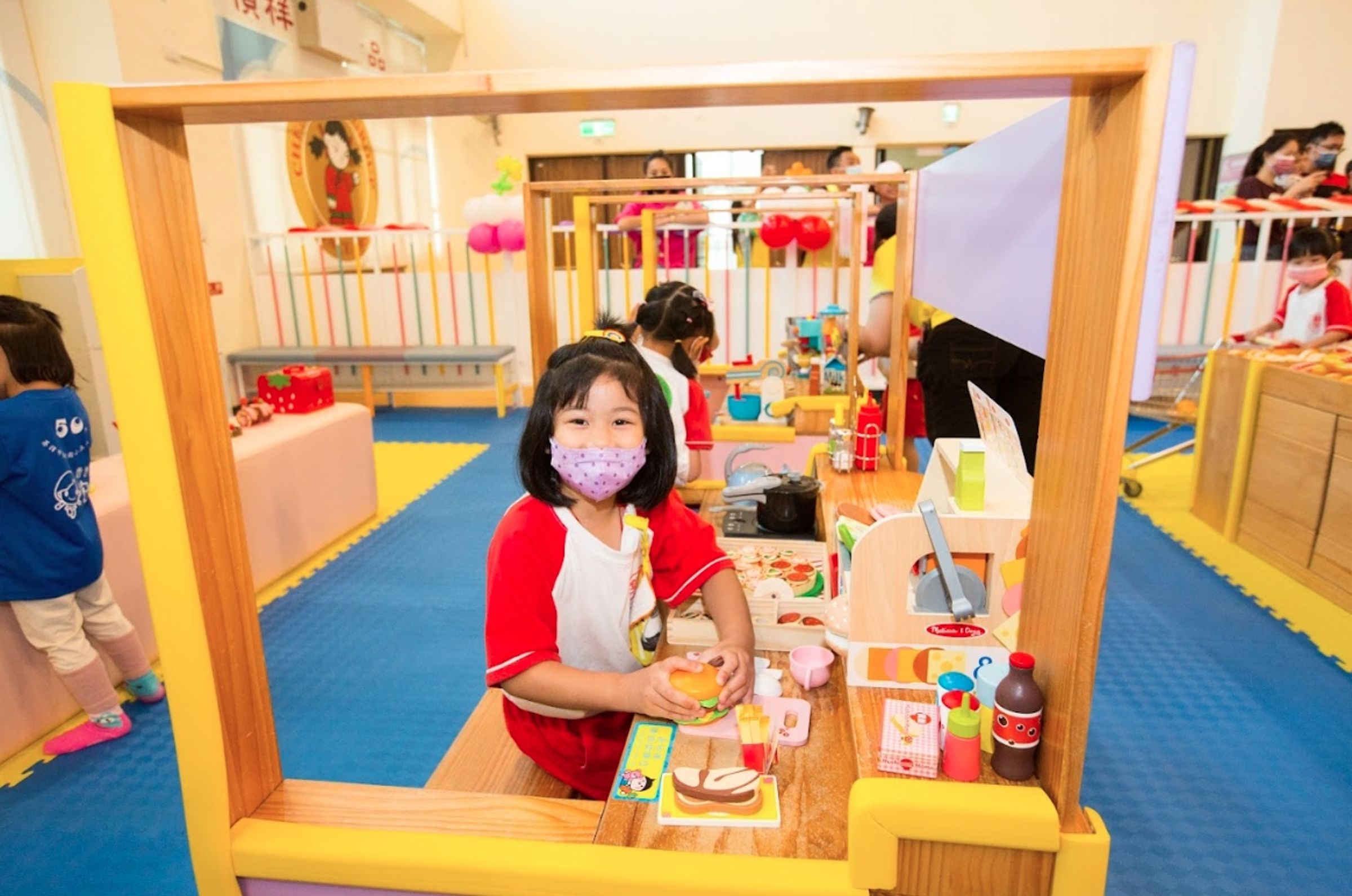 室內兒童樂園內可找玩伴一起玩扮家家酒。(基隆市政府提供)