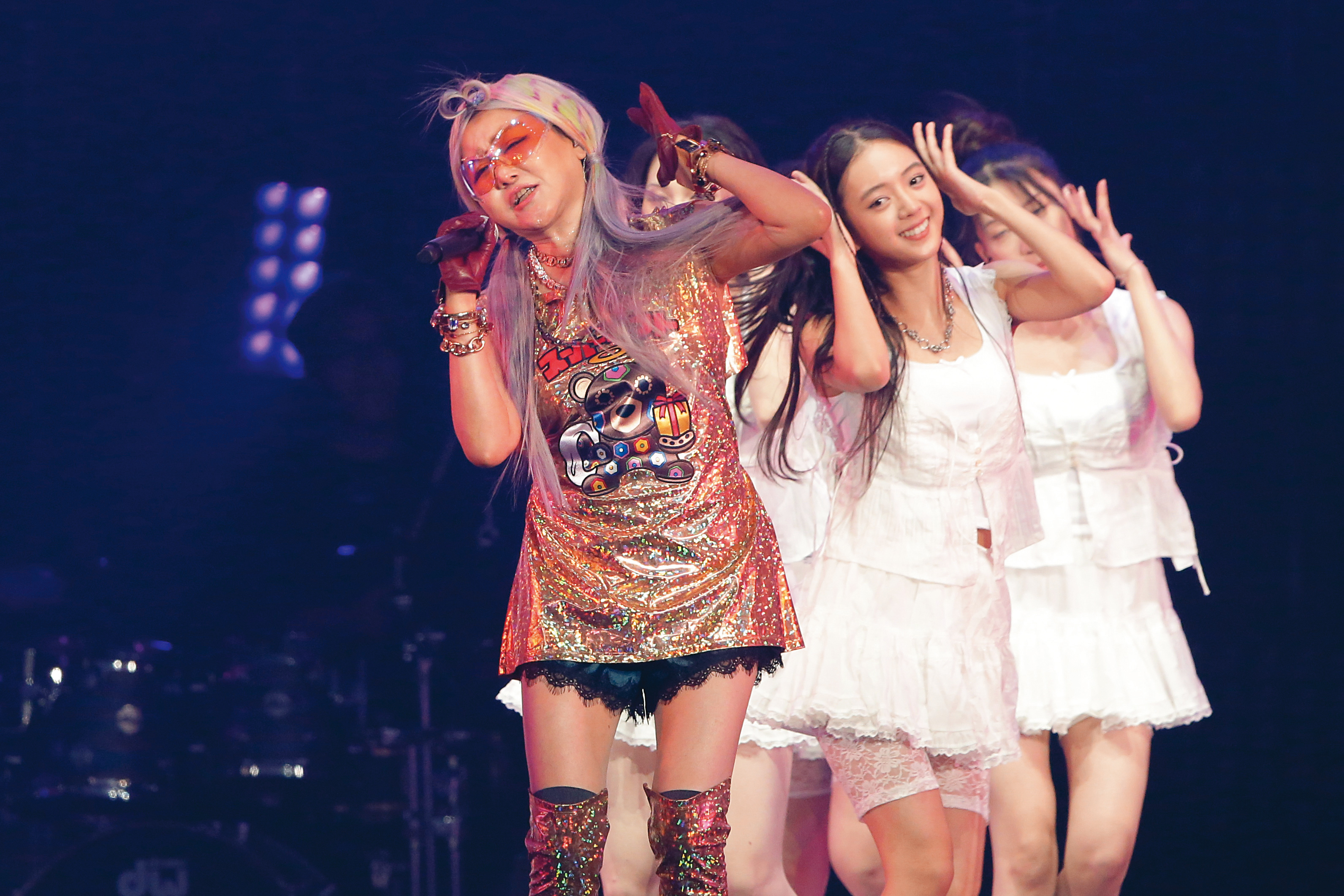 藍心湄一雙辣腿看不出快要奔六了，唯獨略帶鬆弛感的脖紋洩露了什麼…（遮嘴）