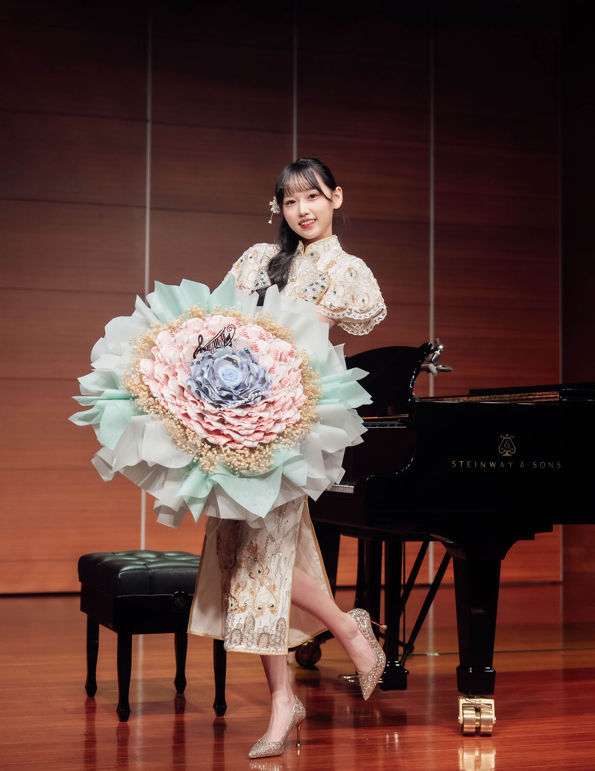 媽媽特別準備「有錢花」驚喜禮物送給伊品。（好言娛樂提供）