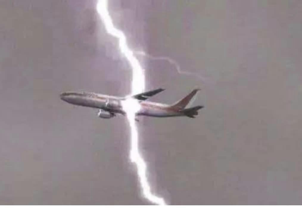 謝長廷搭機返日途中遇到雷擊，讓他嚇一跳直呼曾想過要交代遺言。（翻攝自臉書）