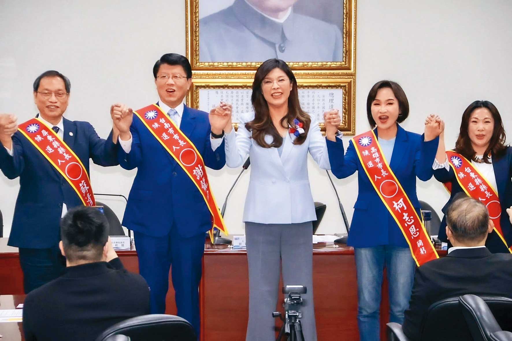 鄭麗文（中）「親中遠美」路線，讓黨內憂心衝擊年底中南部選情。（翻攝鄭麗文臉書）