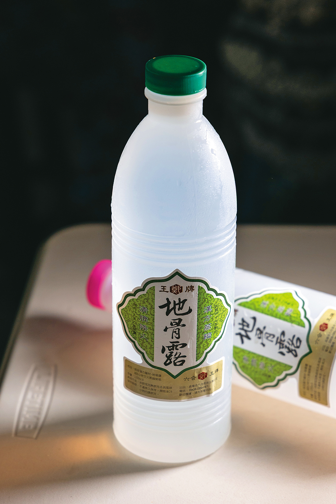王牌還有一款「地骨露」,是由枸杞根部的樹皮蒸餾而成,清涼潤喉又退火。(75元/瓶)