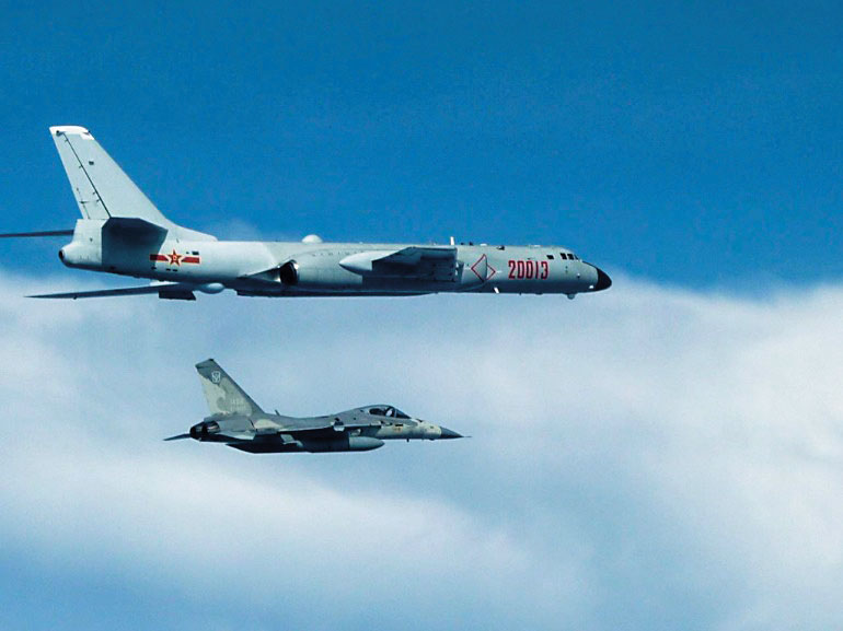 2021年10月1日、2日,各有38、39架中國解放軍戰機擾台,當天最高架次紀錄在2天內2度被打破。(國防部提供)