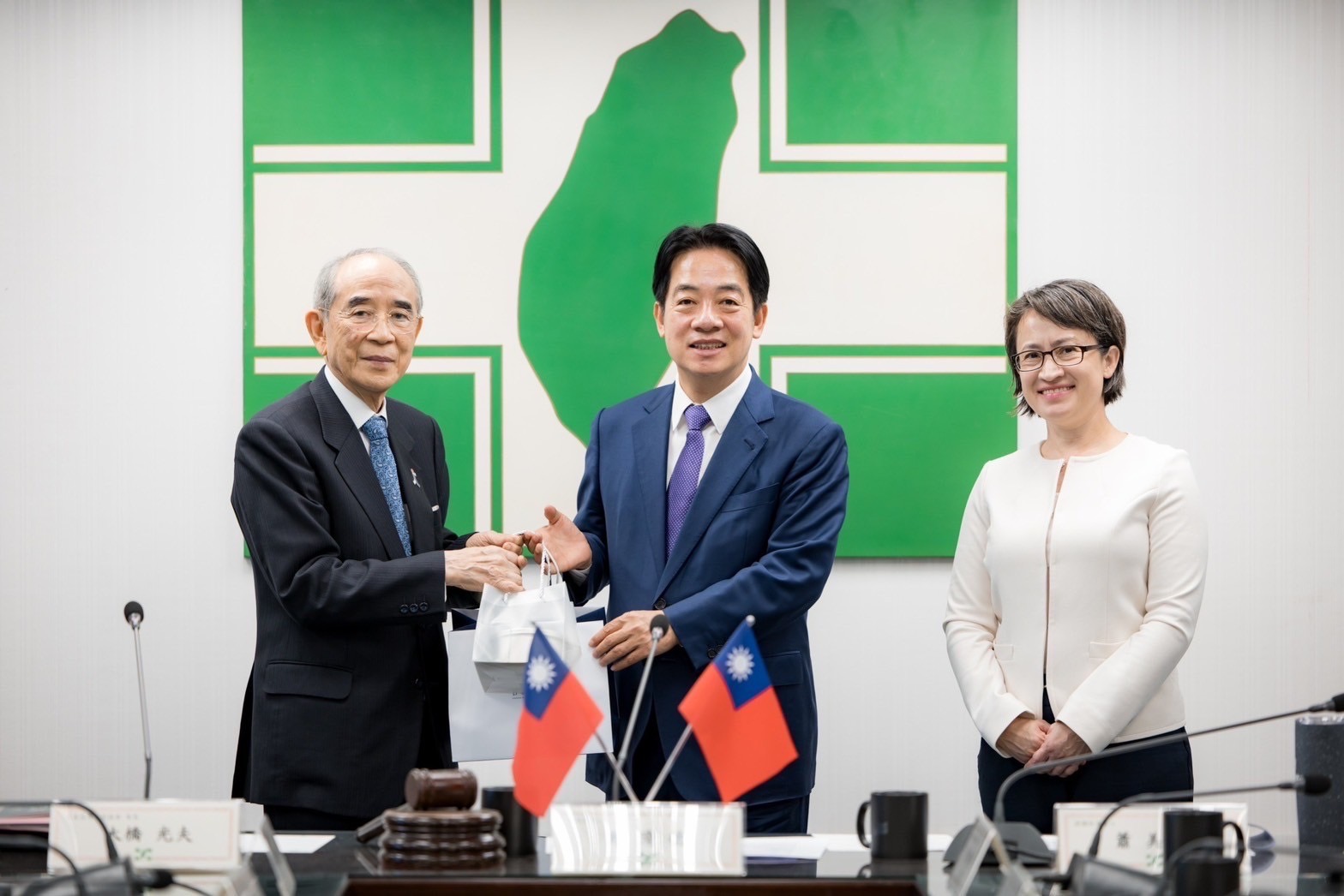 賴清德接見交流協會會長大橋光夫。(民進黨提供)