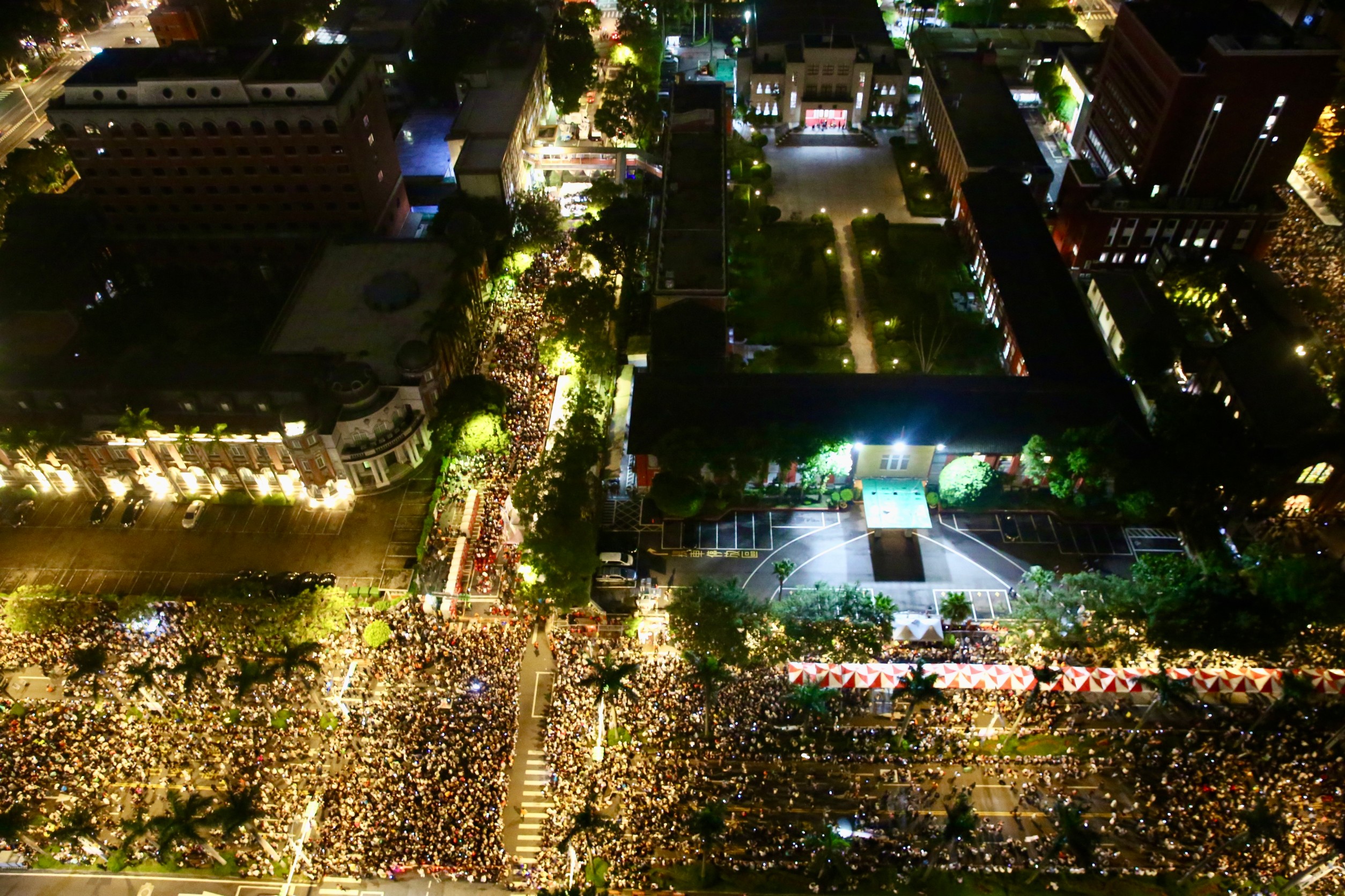 立法院24日續審國會改革相關條文，場外擠滿抗議群眾，現場超過10萬人。
