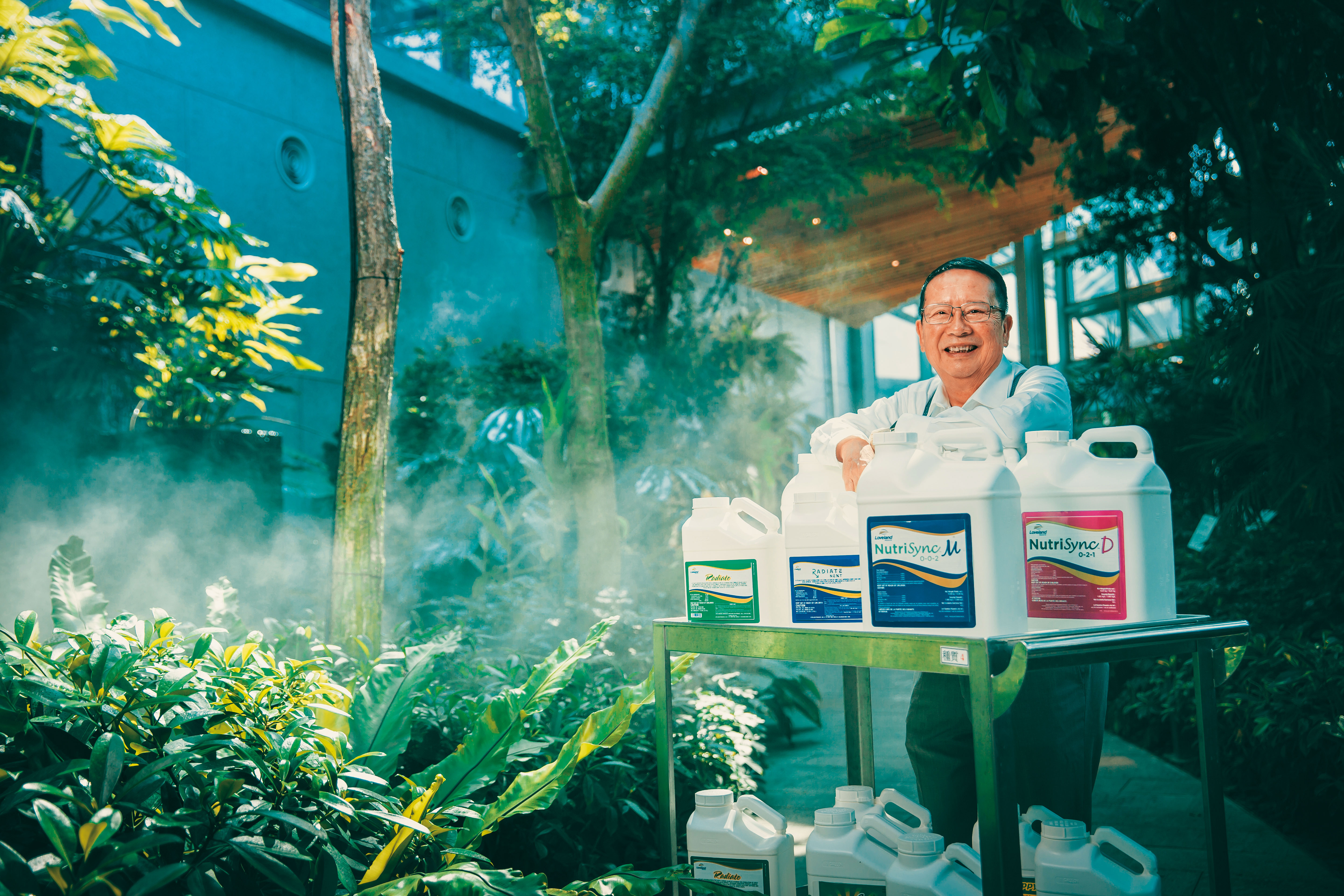 正瀚生技董事長吳正邦非農業背景出身，卻懂得與專業合作並有絕佳生意腦，研發生產的農業新藥及肥料銷至全球，去年營收超過14億元。