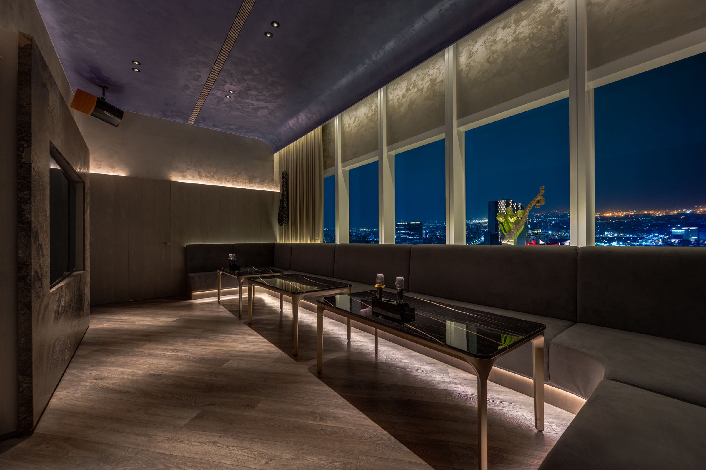 BAR KAO泰式餐酒館擁有三間獨立KTV包廂,能以第一排高空視角直擊夢時代煙火。(高雄承億酒店提供)