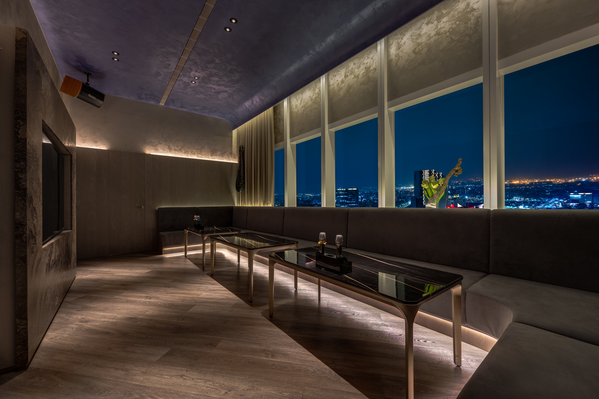 BAR KAO泰式餐酒館擁有三間獨立KTV包廂，能以第一排高空視角直擊夢時代煙火。（高雄承億酒店提供）