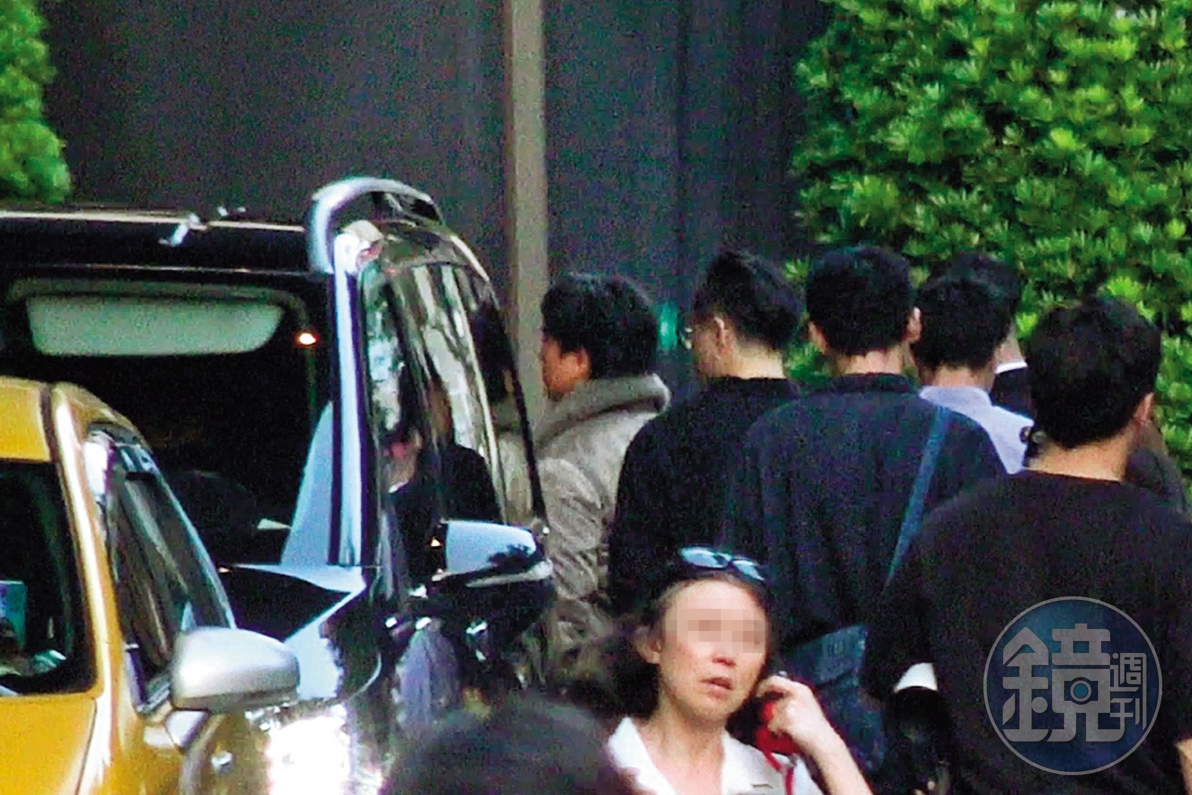 16：45 完成不到10分鐘逛大街般的側拍，新田真劍佑在眾人簇擁下又走回飯店。