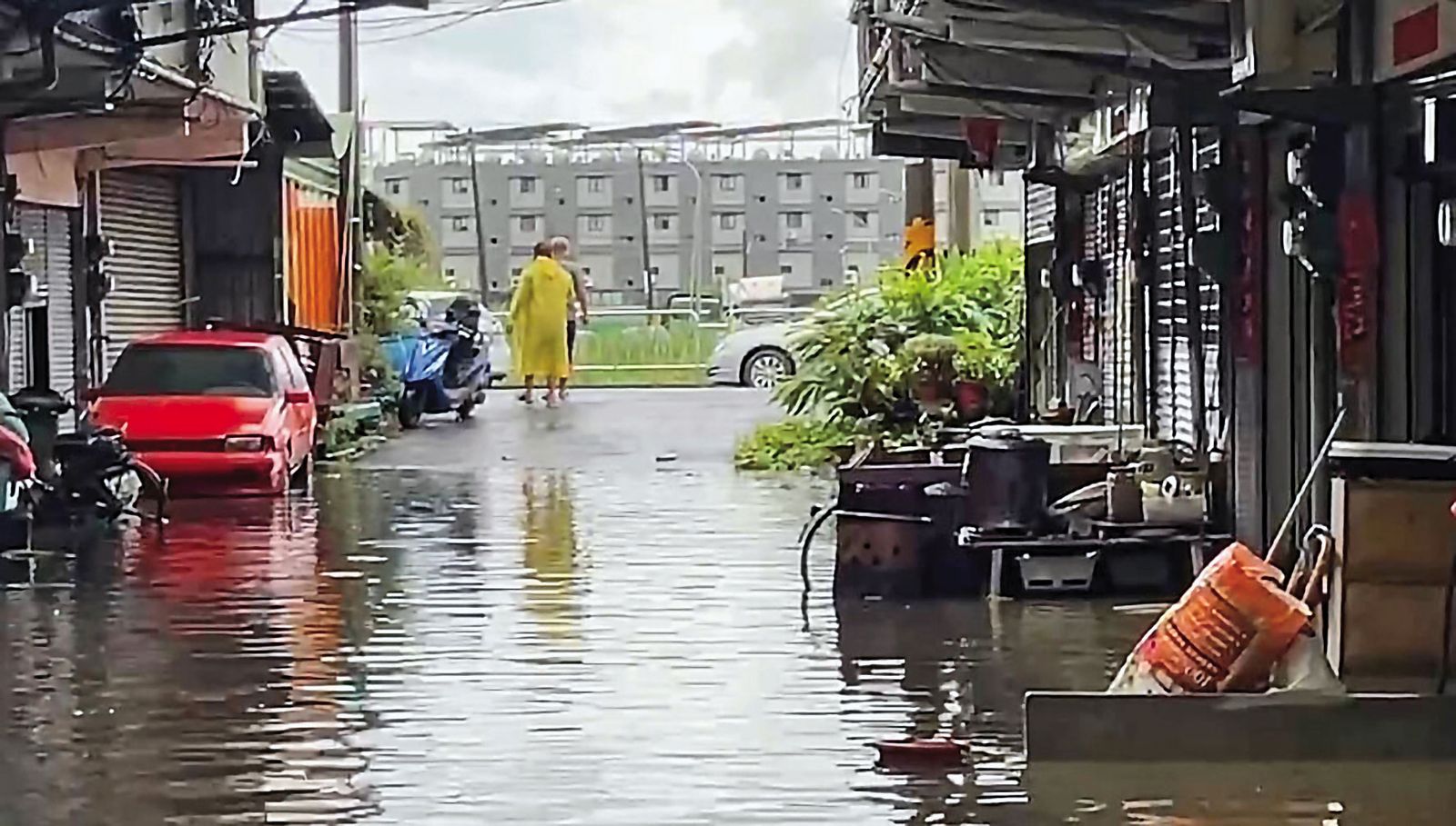 台中沙鹿因丹娜絲帶來的強降雨導致淹水。（民眾提供）
