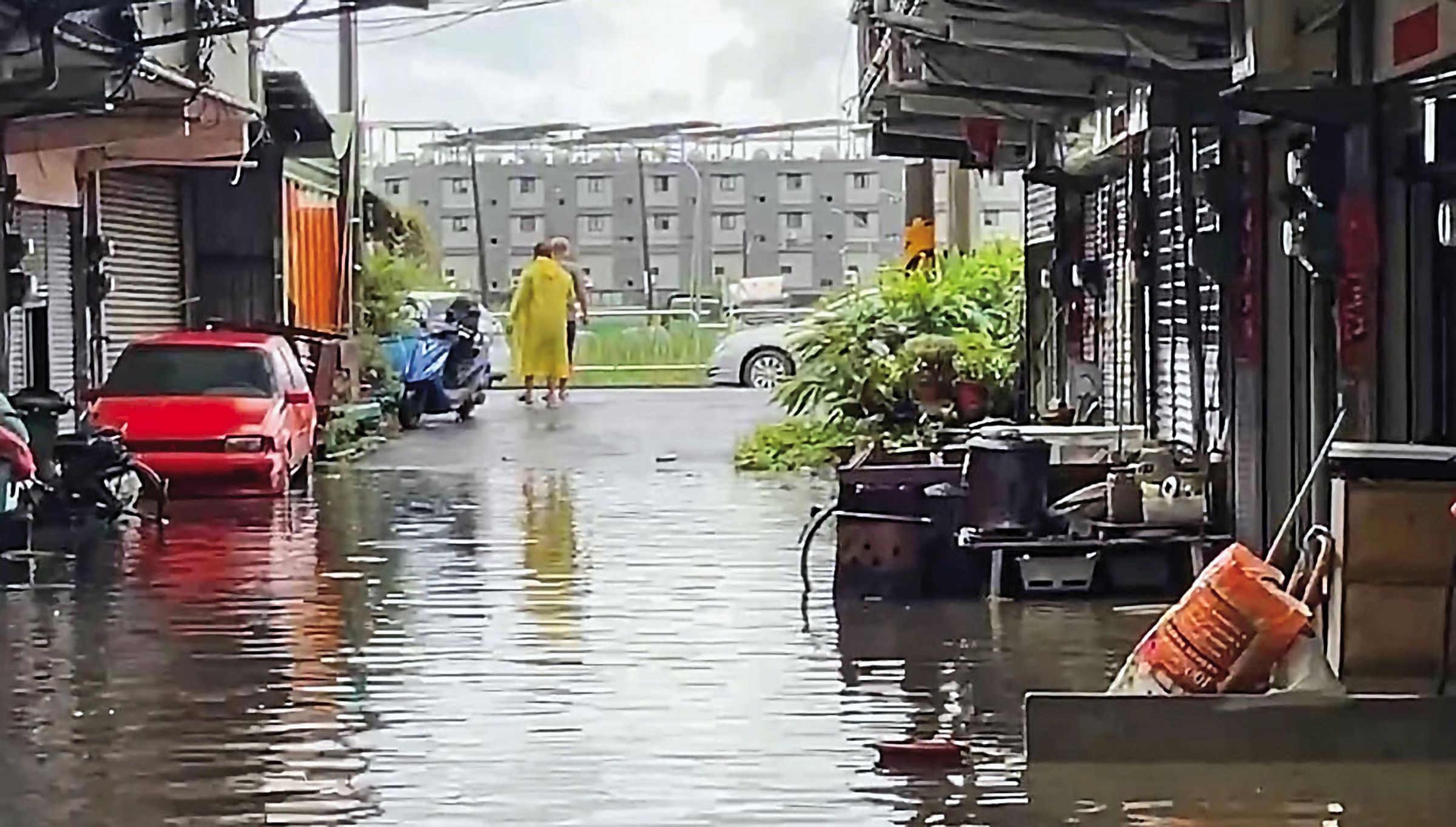 台中沙鹿因丹娜絲帶來的強降雨導致淹水。（民眾提供）