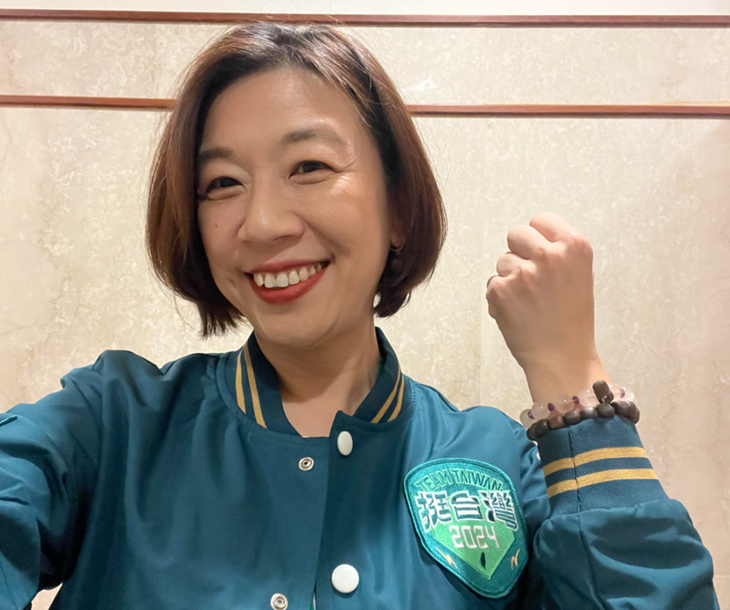 昨天下午國防部發布中共衛星飛越台灣南部警報，正由蕭美琴陪同掃街的林靜儀，立刻發訊息怒嗆「中國你夠了！」（林靜儀臉書）