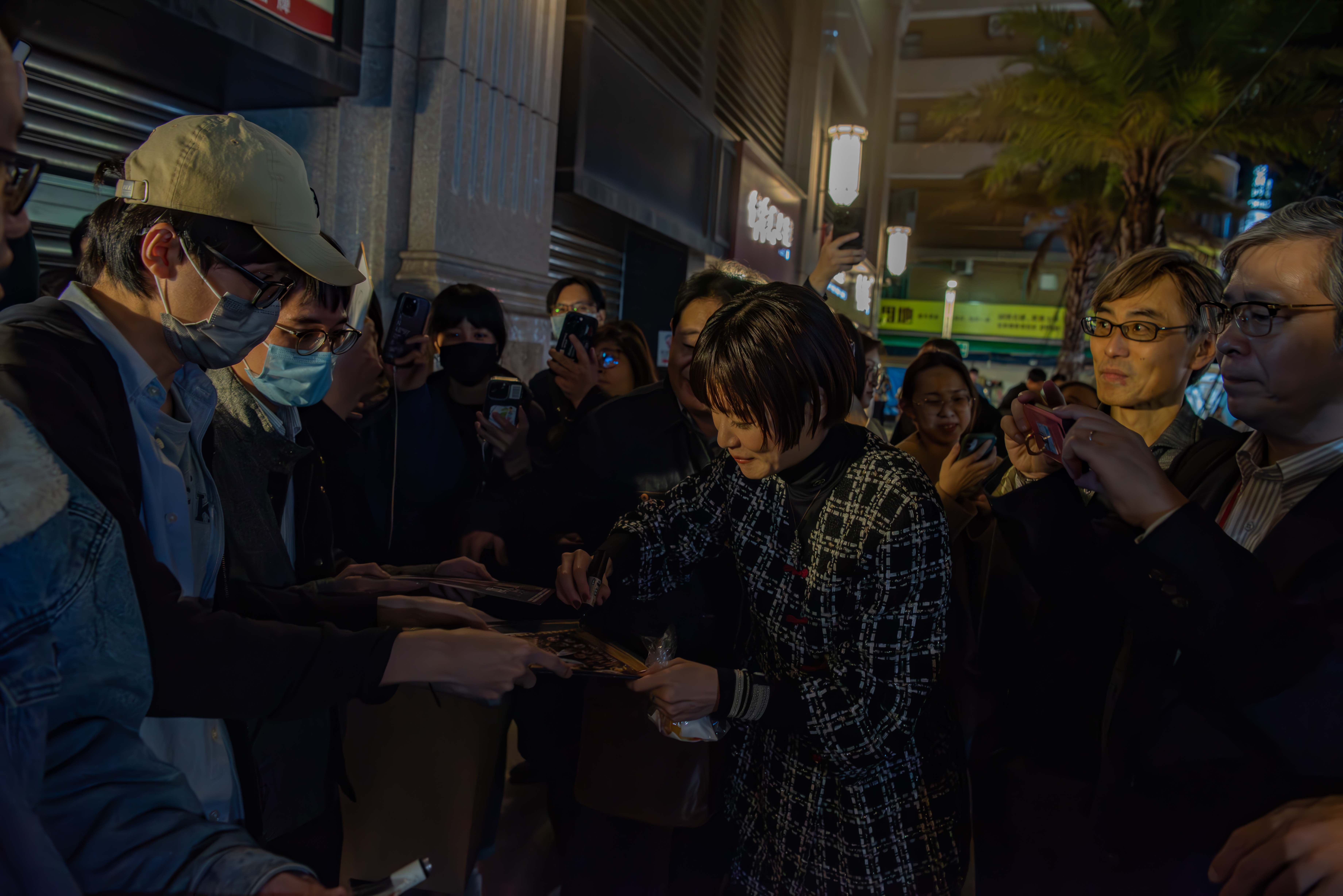 上野樹里遇到粉絲索取簽名大方答應，對粉絲們共用簽名筆的善意覺得印象深刻。（天馬行空提供）