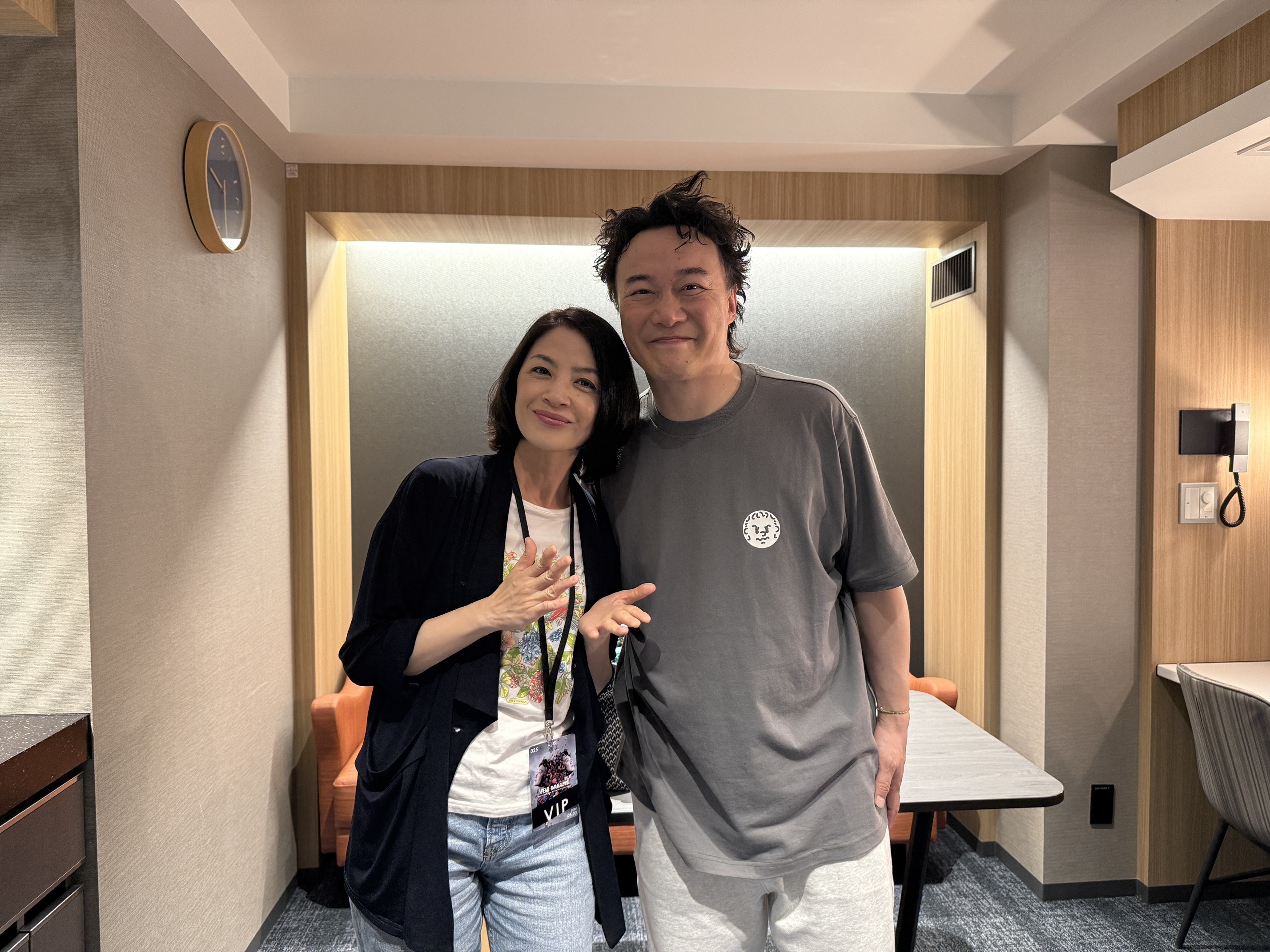 西村由紀江（左）自行購票進場支持Eason，主辦得知後，邀請她到後台跟Eason見面。（環球音樂提供）