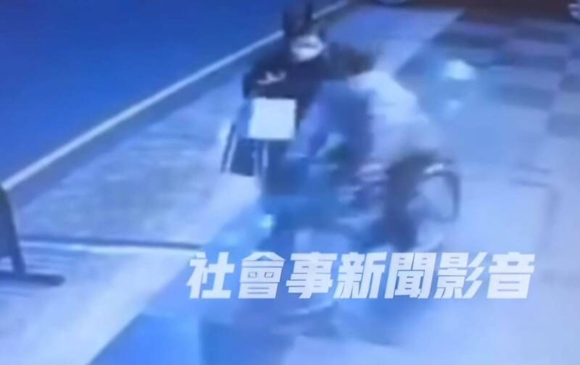 新竹市一名男子騎腳踏車隨機向路人吐口水。(翻攝社會事)