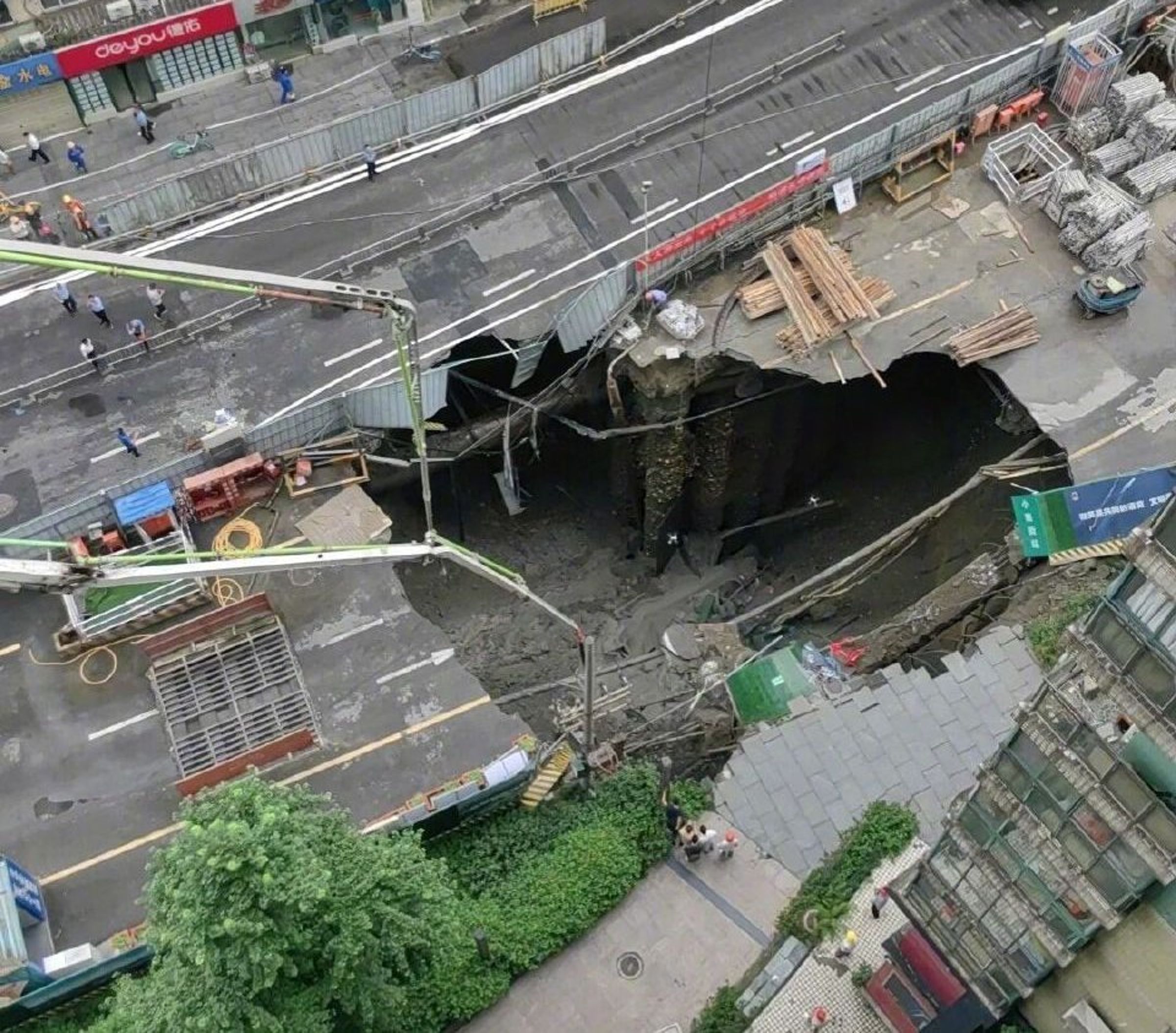 成都地鐵施工時突地面塌陷。(翻攝微博)