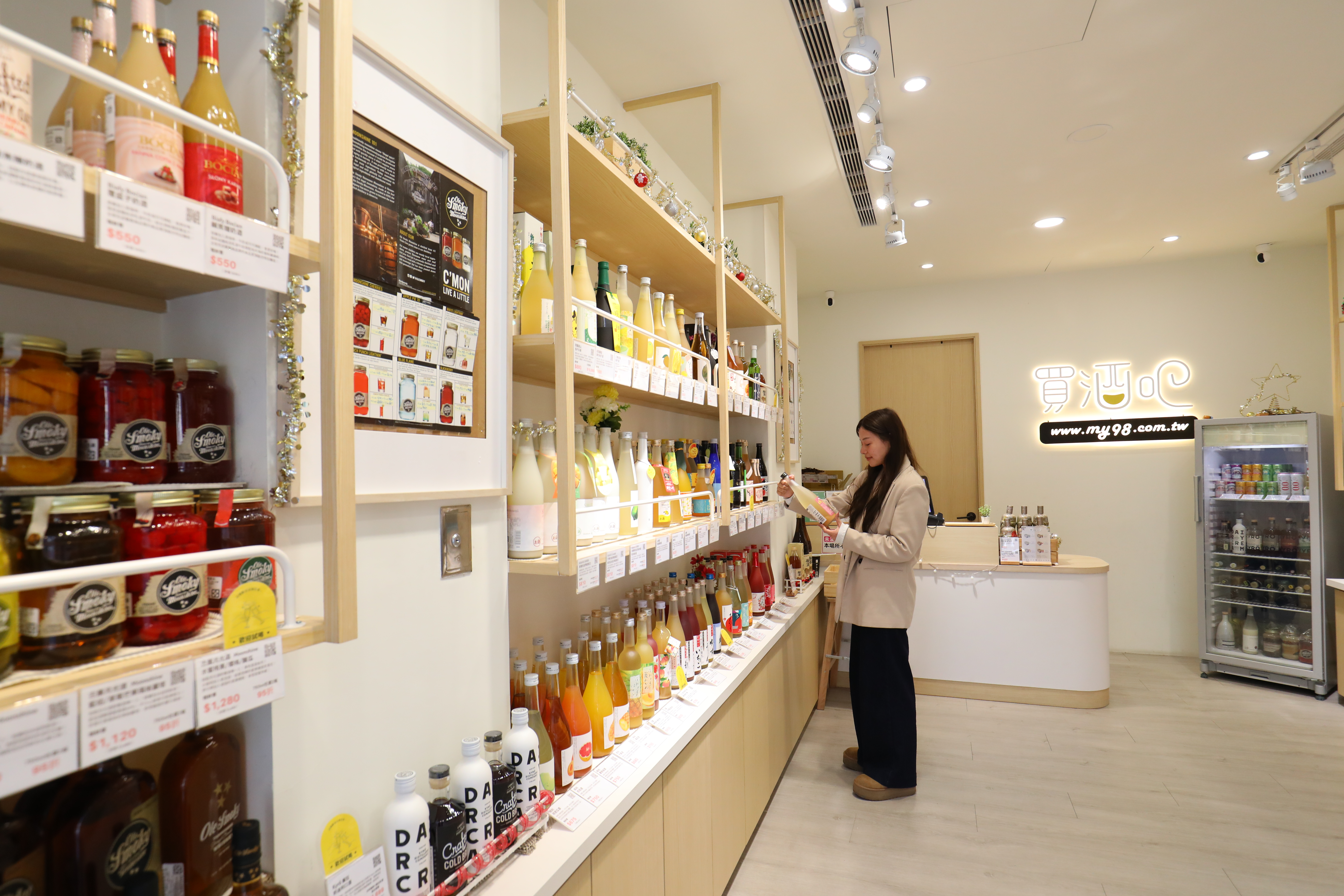 店內經常販售限量開賣的獨家酒款，建議事前在官網詢問庫存，避免白跑一趟。