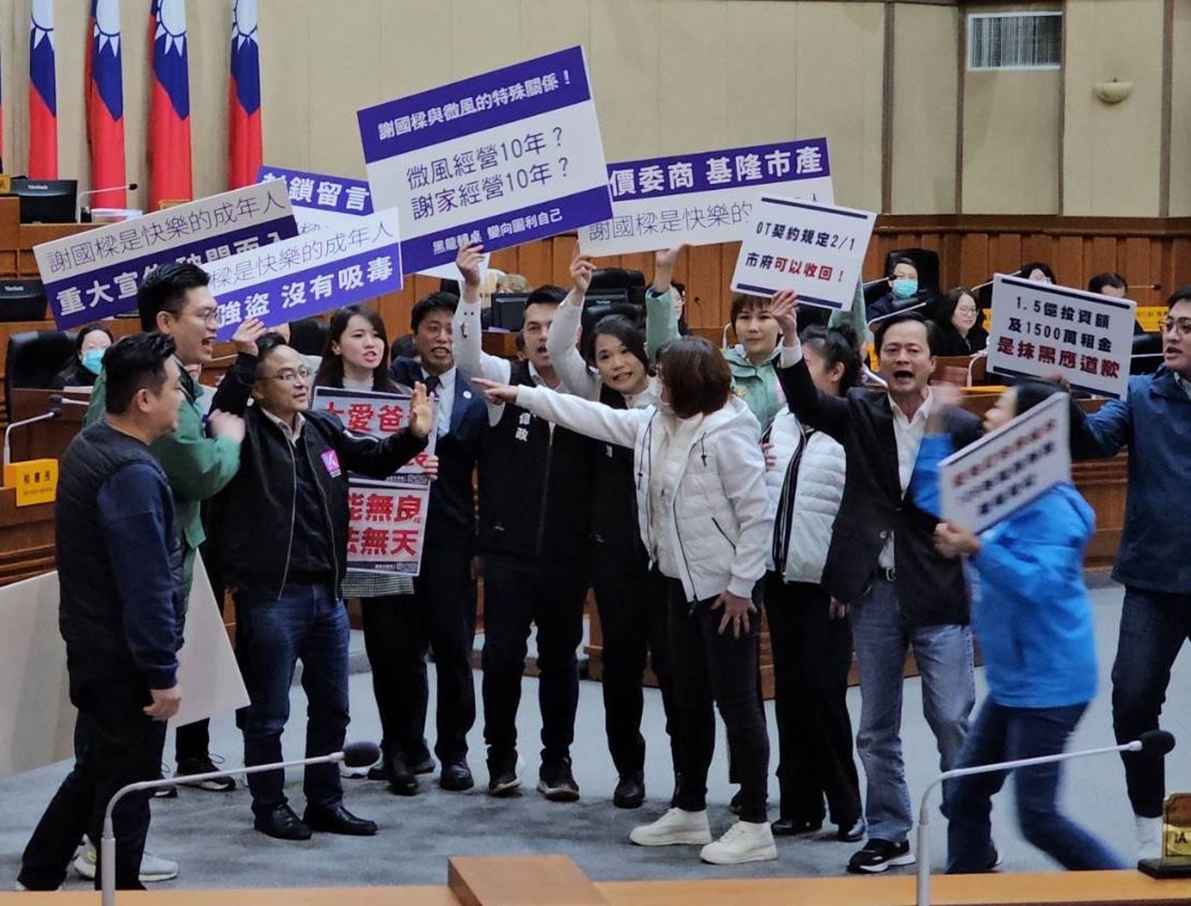基隆市議員在質詢時多次挑戰謝國樑爭議政策。（翻攝畫面）