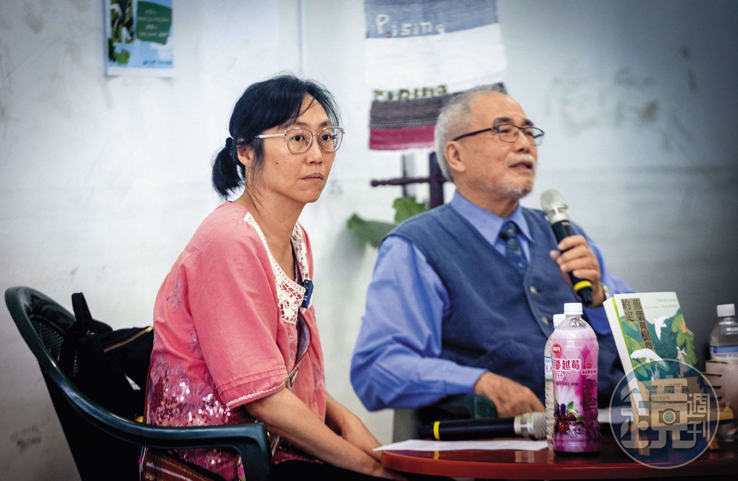 11月23日，Nakao（左）在Pising彼心書店舉行的對談會，對談人是阿美族台灣基督長老教會退休牧師Sing Olam（右）。