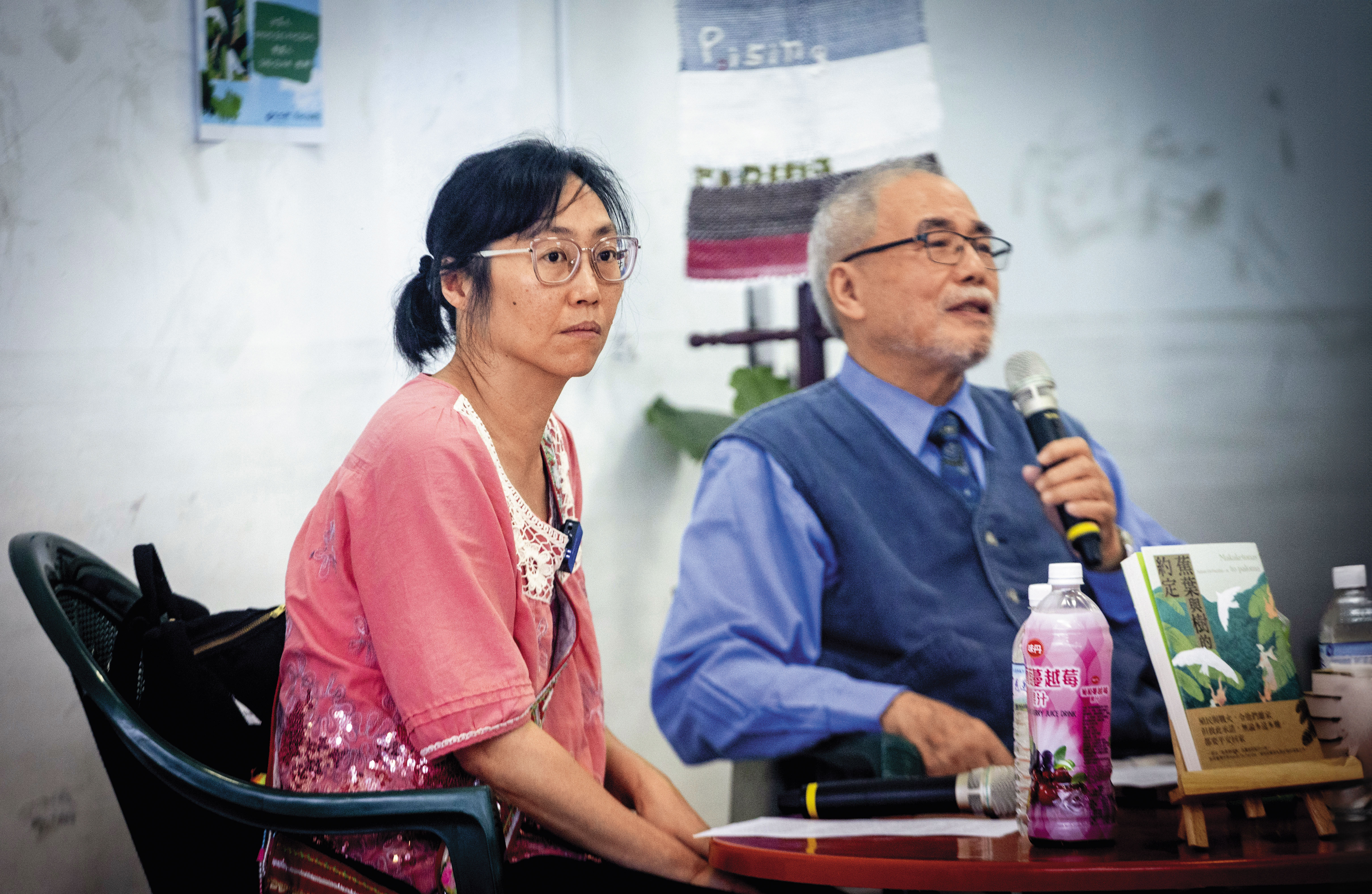 11月23日，Nakao（左）在Pising彼心書店舉行的對談會，對談人是阿美族台灣基督長老教會退休牧師Sing Olam（右）。