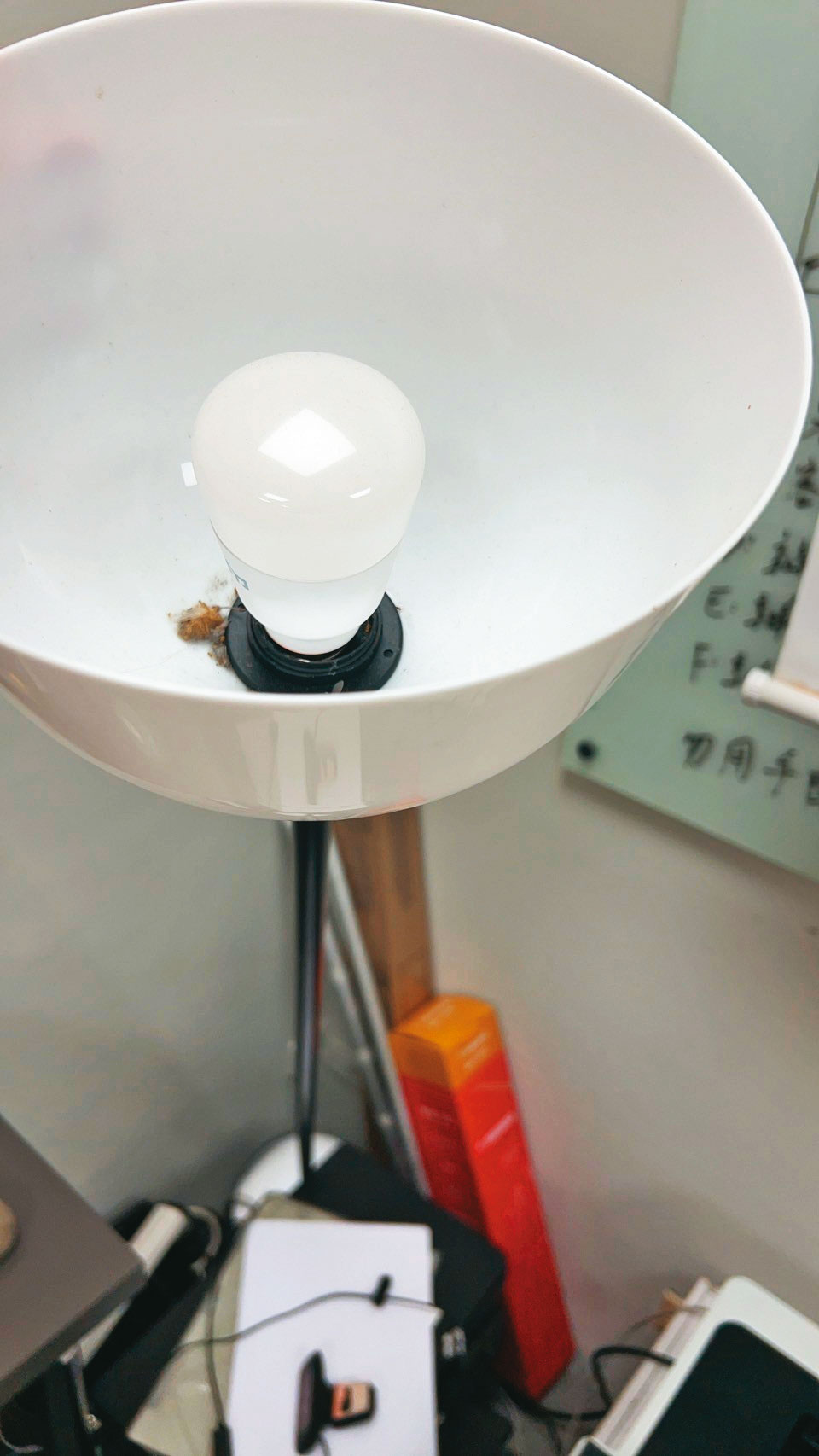 偷拍密錄器被發現藏在學生會辦公室的立燈燈罩裡。（讀者提供）
