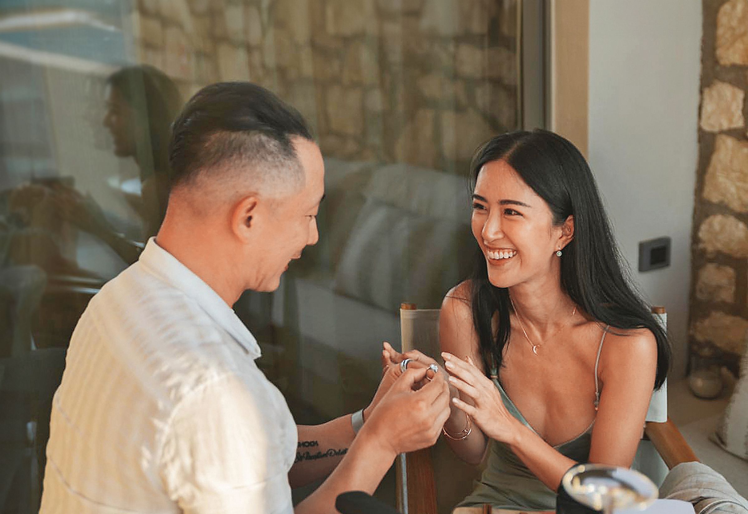 徐子翔和譚以欣交往半年即訂終身,當時他特地飛到希臘驚喜求婚。(翻攝自譚以欣IG)