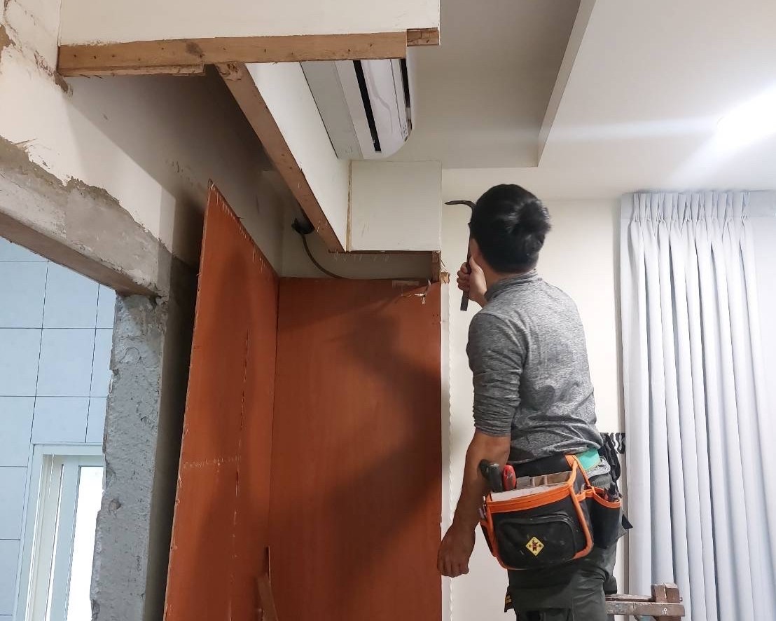 入住後發現主臥有白蟻蛀蝕痕跡，信義房仲耐心陪伴除蟲。（信義房屋提供）