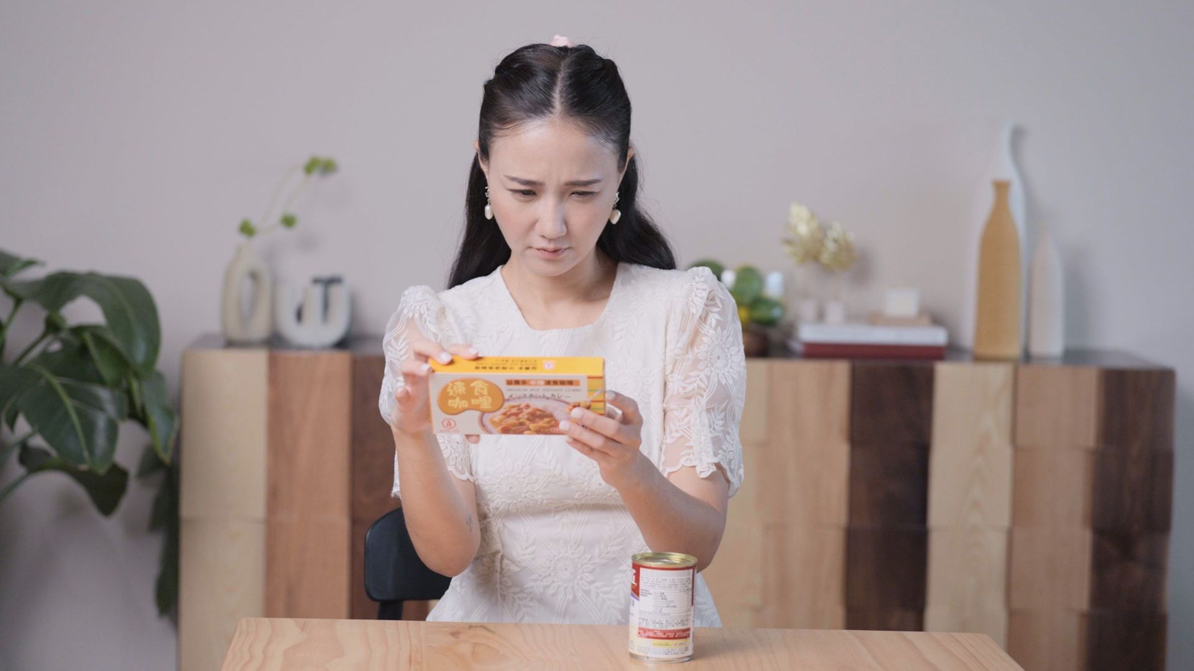 何妤玟分享開始發現自已有老花時,心情一度很低落,不但看不清楚食材成份表和產品效期,平常滑手機也忍不住想把字體愈調愈大,這才驚覺自己開始老花了。