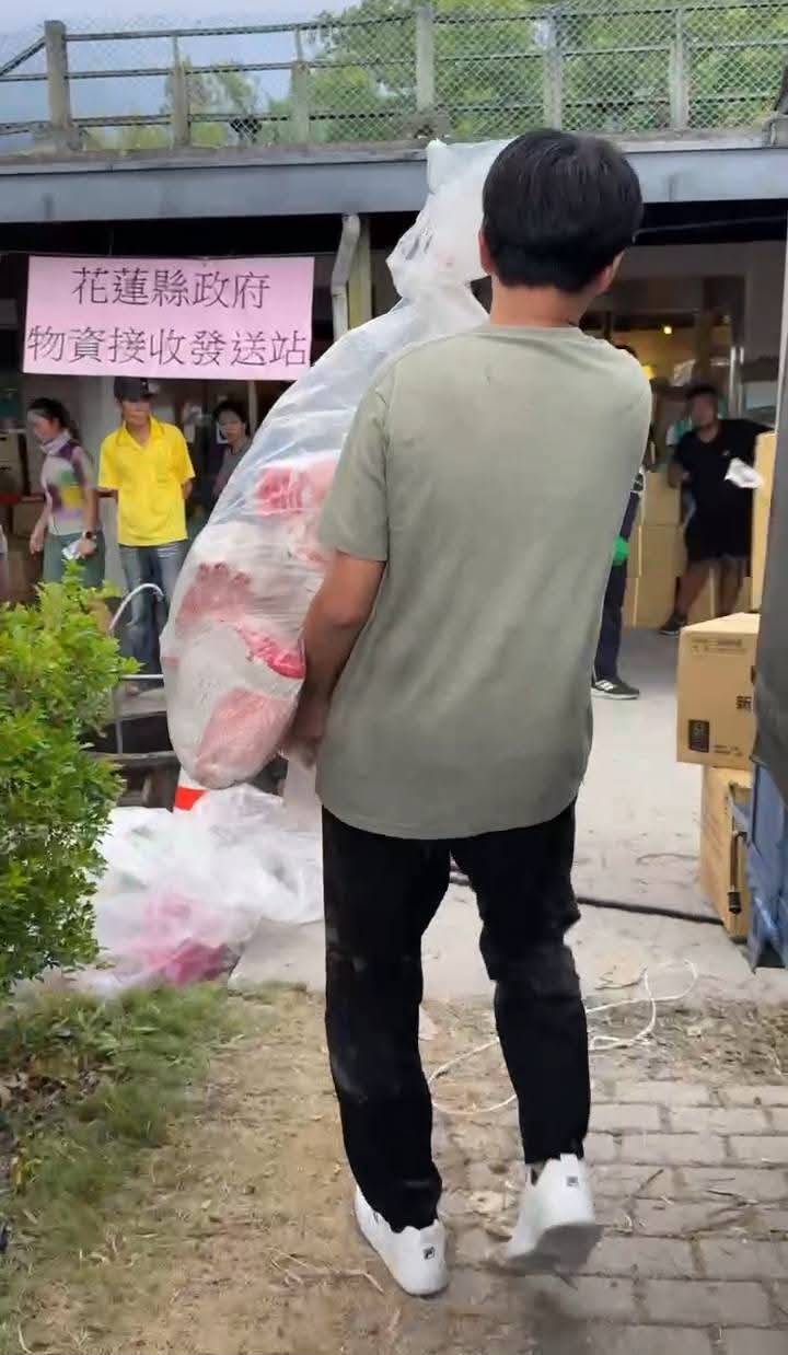 「宅男阿北」將友人提供的物資，送往花蓮災區。（宅男阿北臉書）