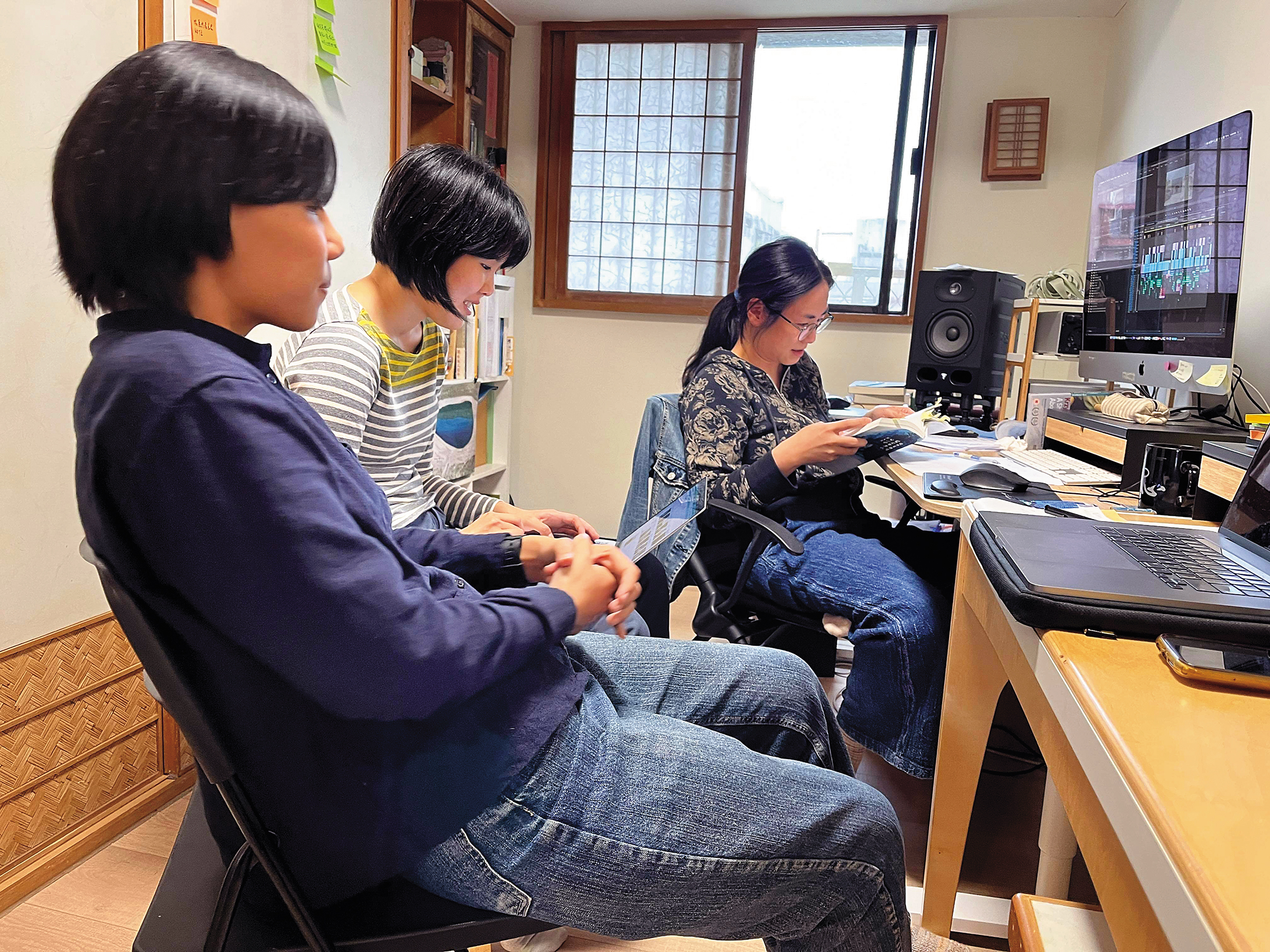 羅苡珊（左起）、陳詠雙與剪輯師林婉玉定期碰面，花半年完成定剪。（羅苡珊提供）